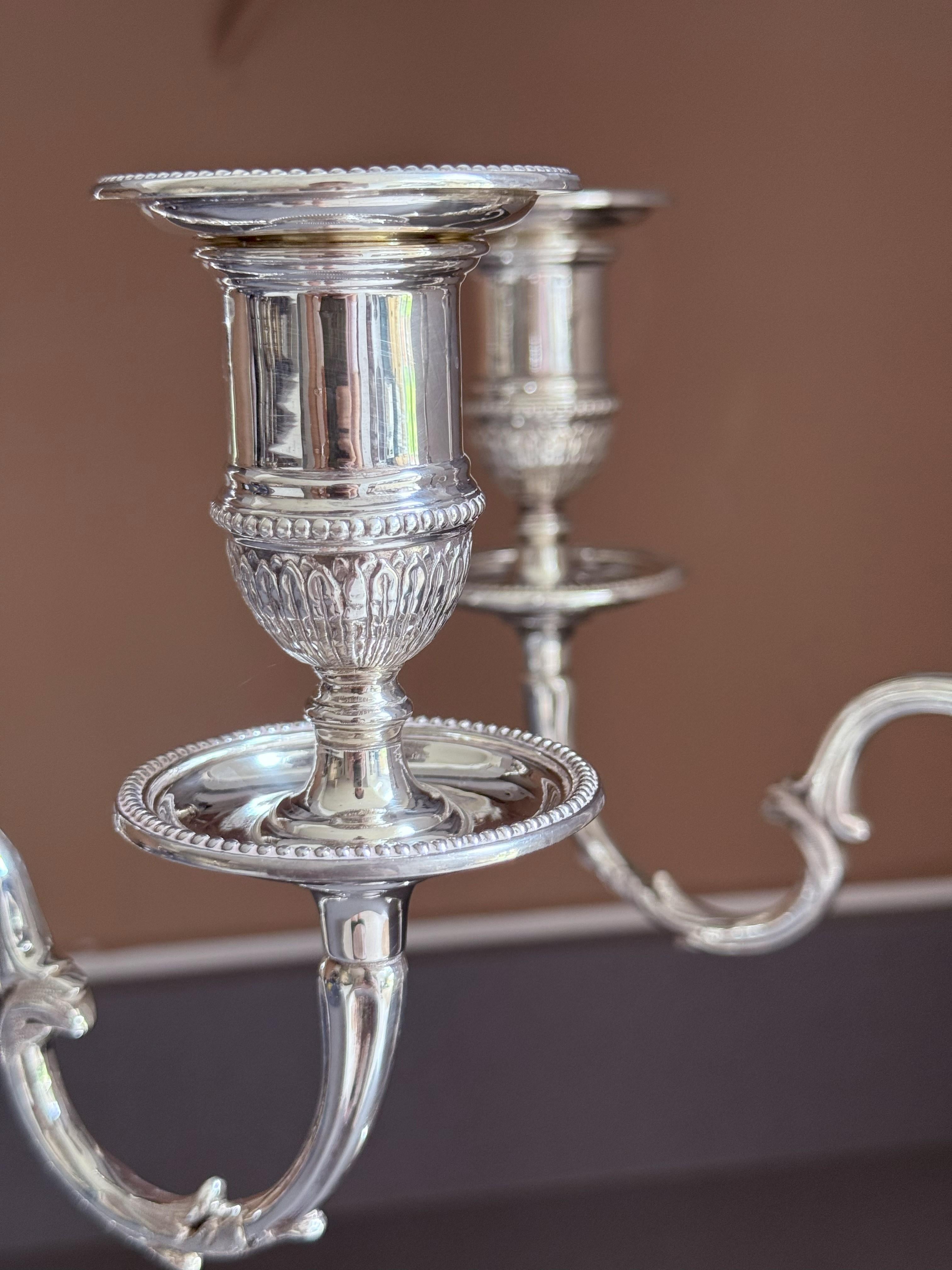 Candelabri d'argento antichi Coppia di candelabri d'argento con marchio di fabbrica in vendita 4