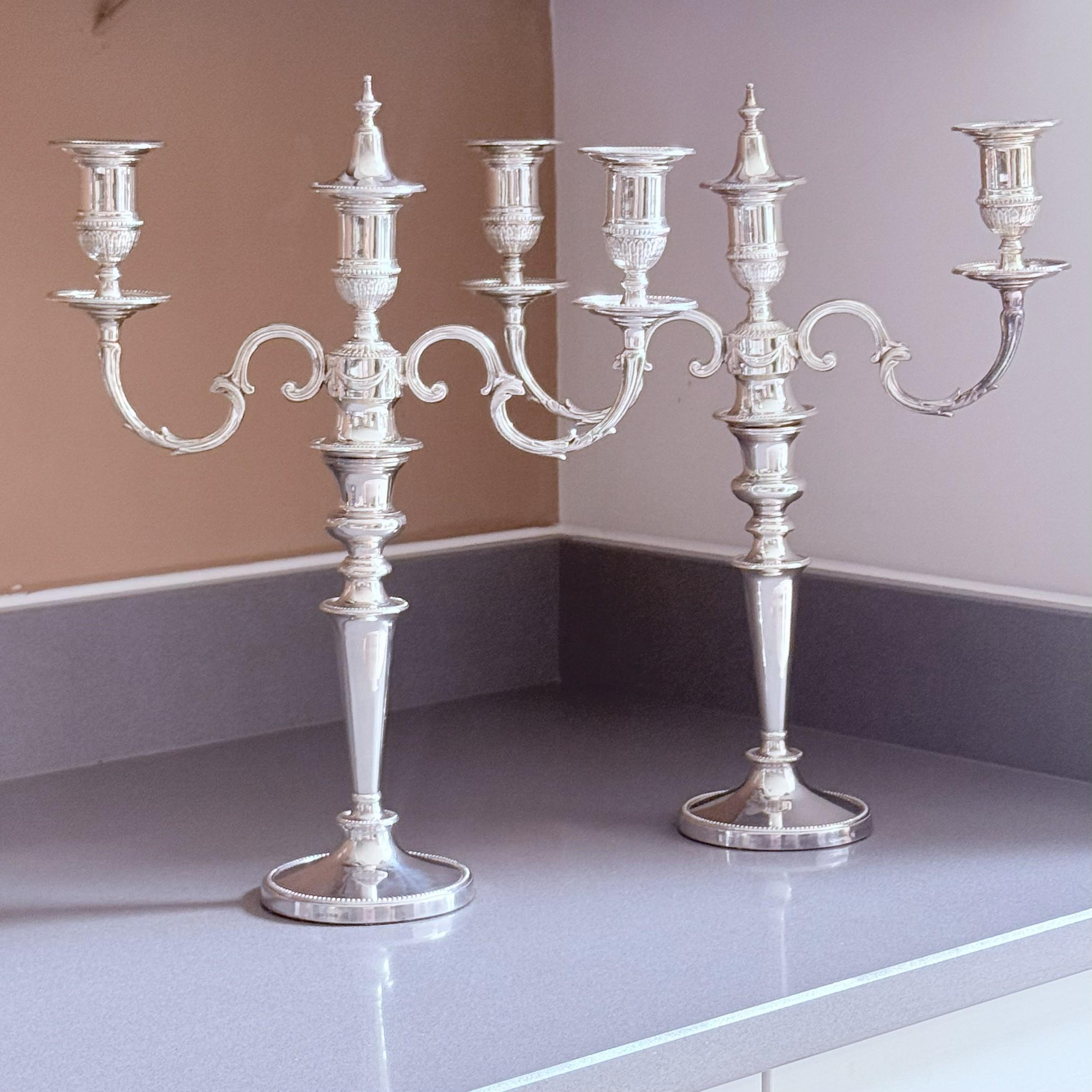 Candelabri d'argento antichi Coppia di candelabri d'argento con marchio di fabbrica in vendita 5