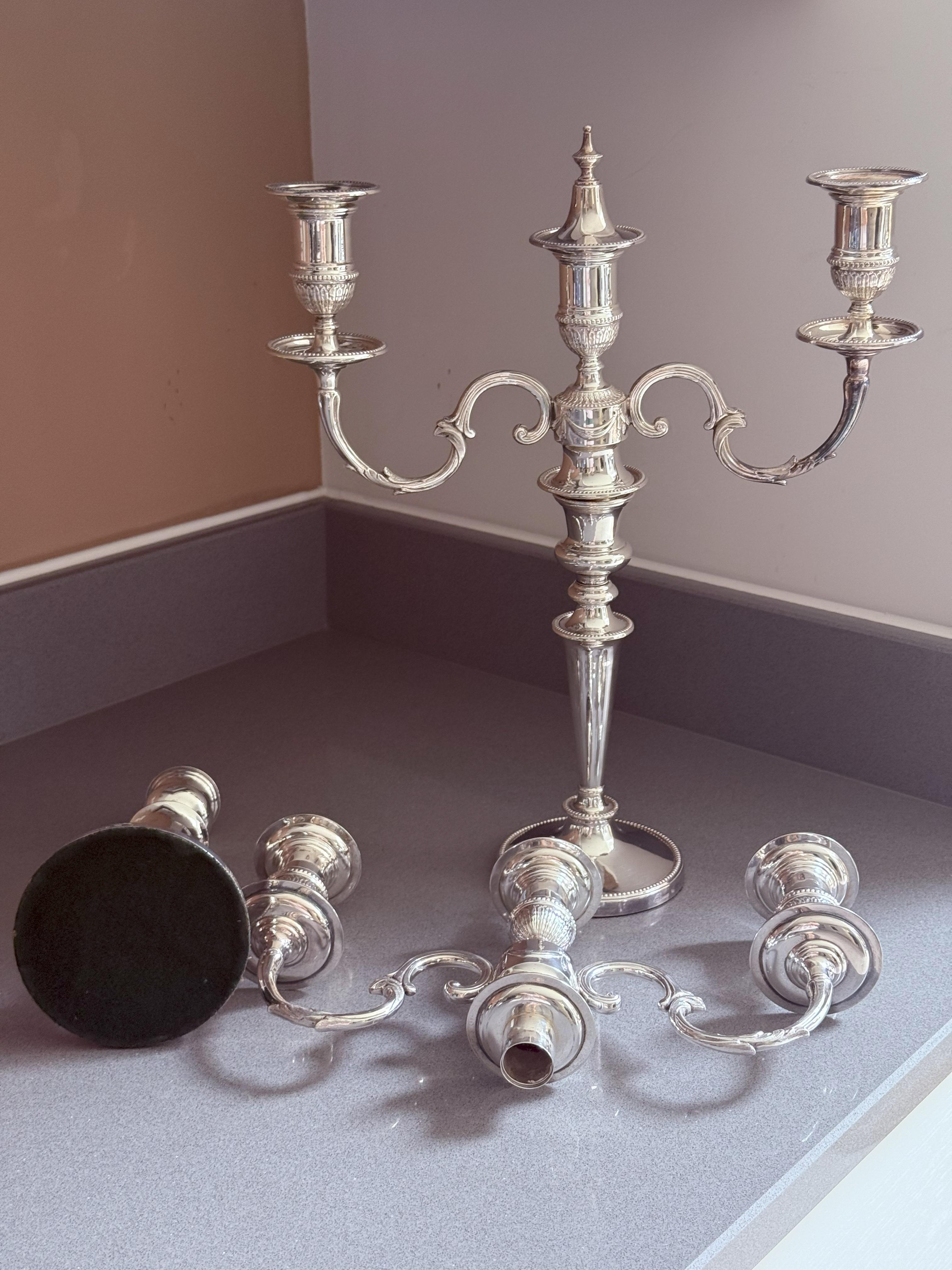 Britannico Candelabri d'argento antichi Coppia di candelabri d'argento con marchio di fabbrica in vendita