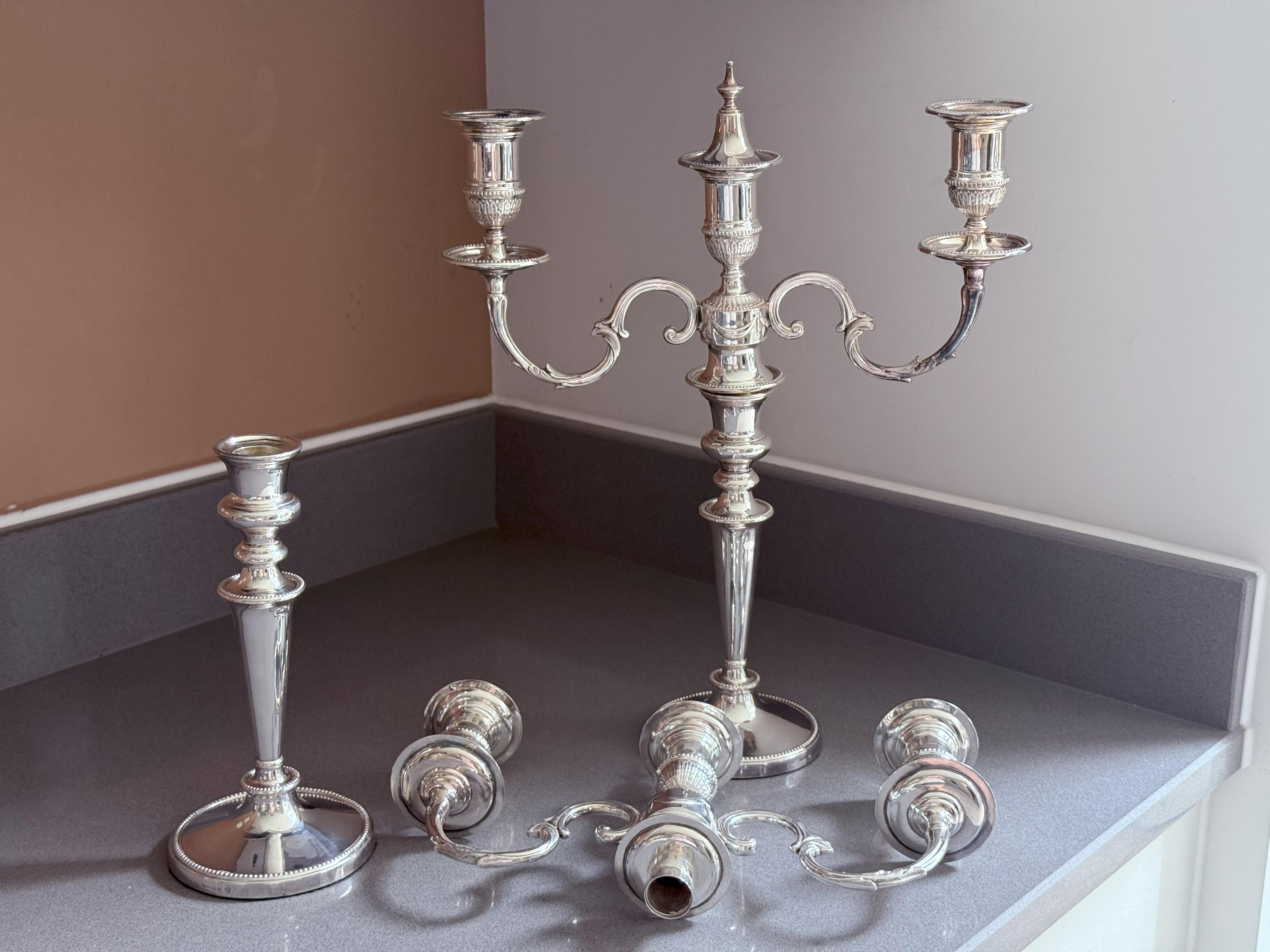 Anodizzato Candelabri d'argento antichi Coppia di candelabri d'argento con marchio di fabbrica in vendita