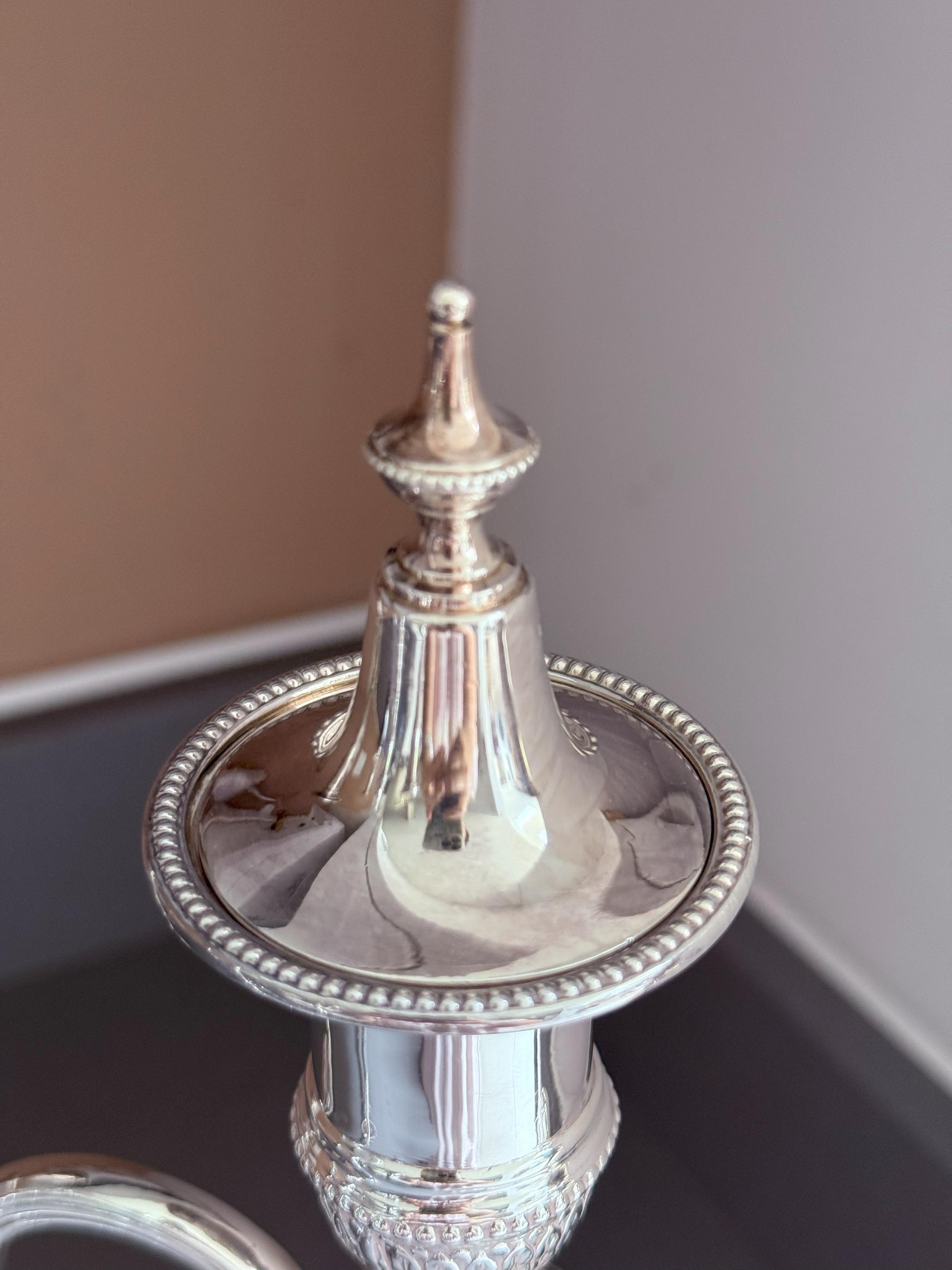 Metallo Candelabri d'argento antichi Coppia di candelabri d'argento con marchio di fabbrica in vendita