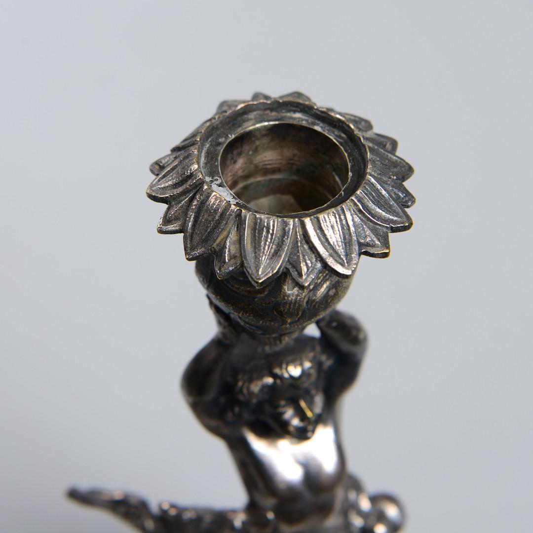 Antique chandelier décoratif figurine bougeoir en argent sculpté en vente 2