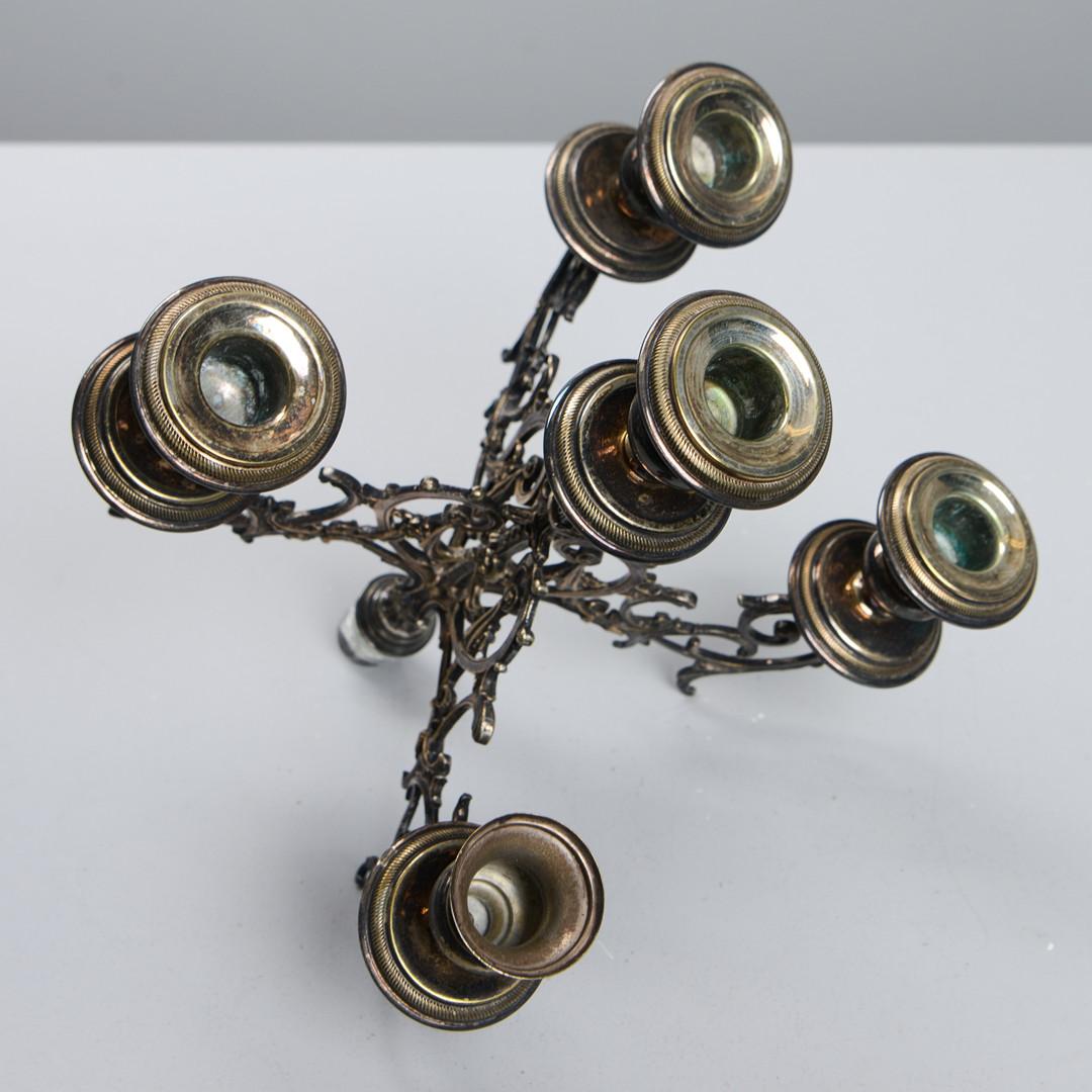 Milieu du XXe siècle Antique chandelier décoratif figurine bougeoir en argent sculpté en vente