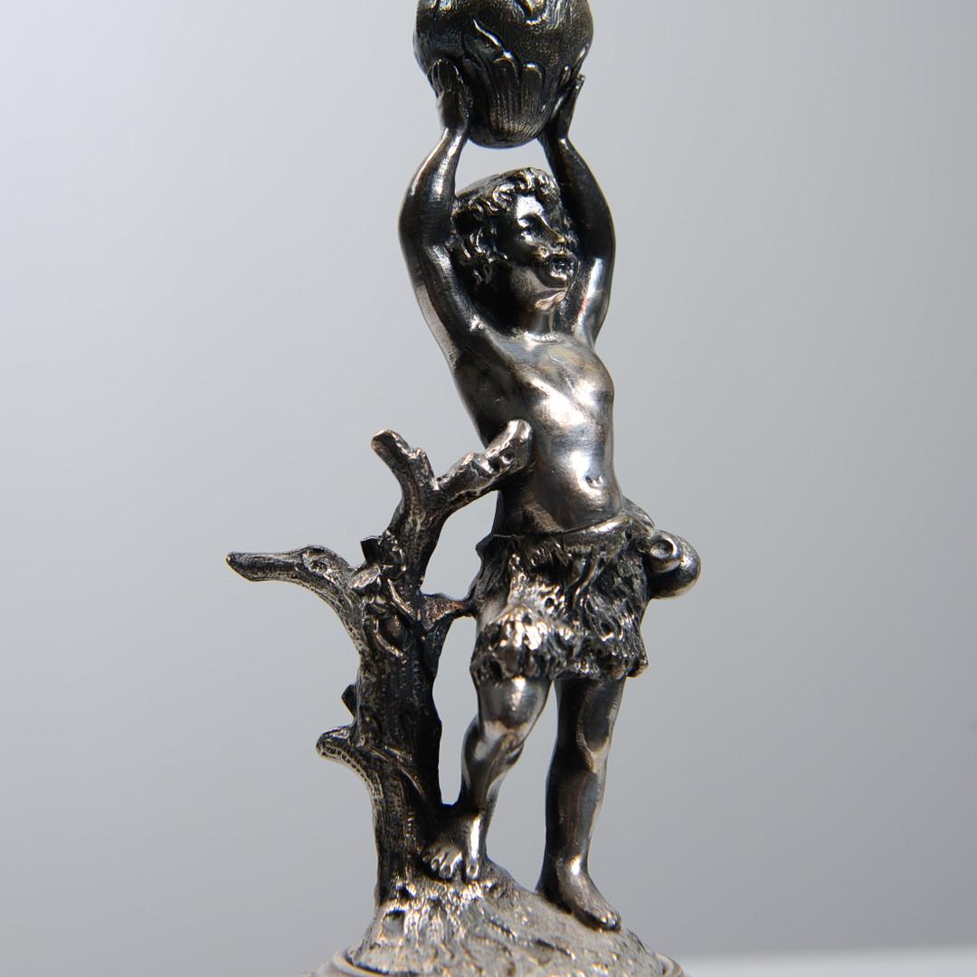 Antique chandelier décoratif figurine bougeoir en argent sculpté en vente 1