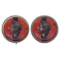 Orecchini a clip antichi in argento con corniola a tema antico romano