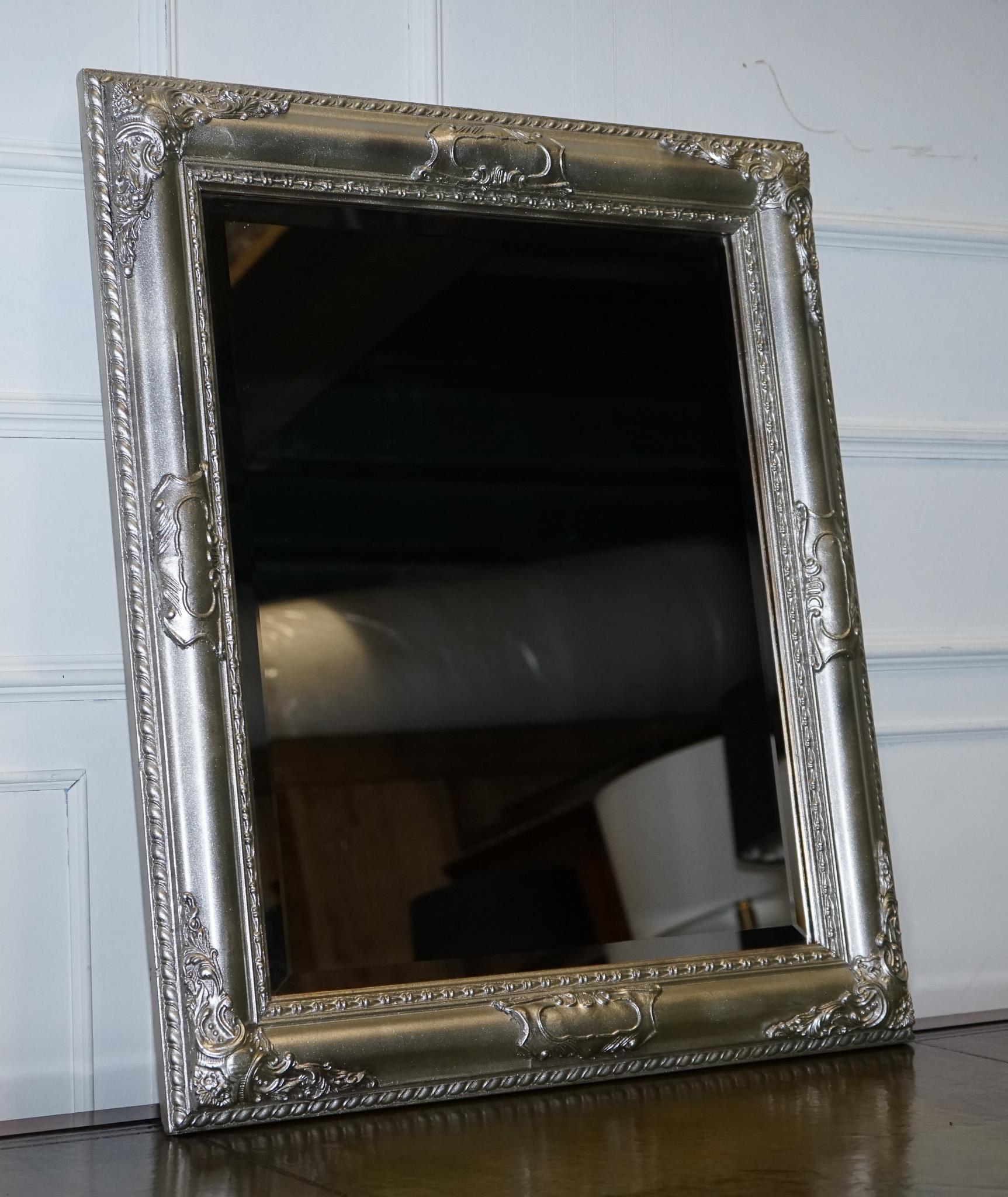 
Antiquités de Londres



Nous avons le plaisir de proposer à la vente ce magnifique miroir biseauté en argent sculpté.

Découvrez les trésors uniques d'un luxueux manoir de Cobham !

Explorez notre inventaire soigneusement sélectionné et trouvez le