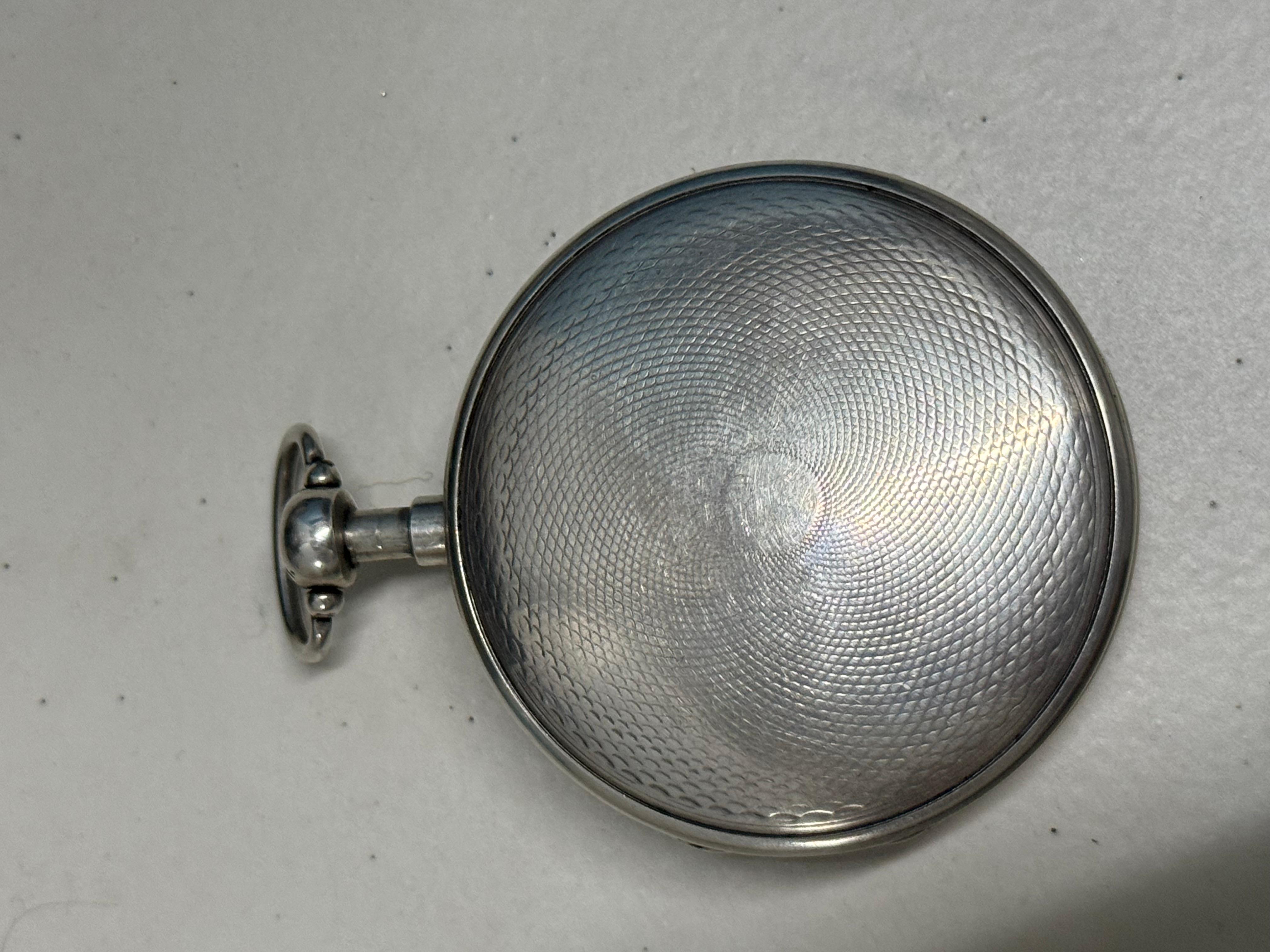 Questo orologio da tasca Antique French Verge Quarter Repeater con cassa d'argento della fine del XIX secolo è un orologio d'epoca con movimento meccanico manuale. Con cassa in argento massiccio e chiusura a giorno, questo orologio da tasca presenta