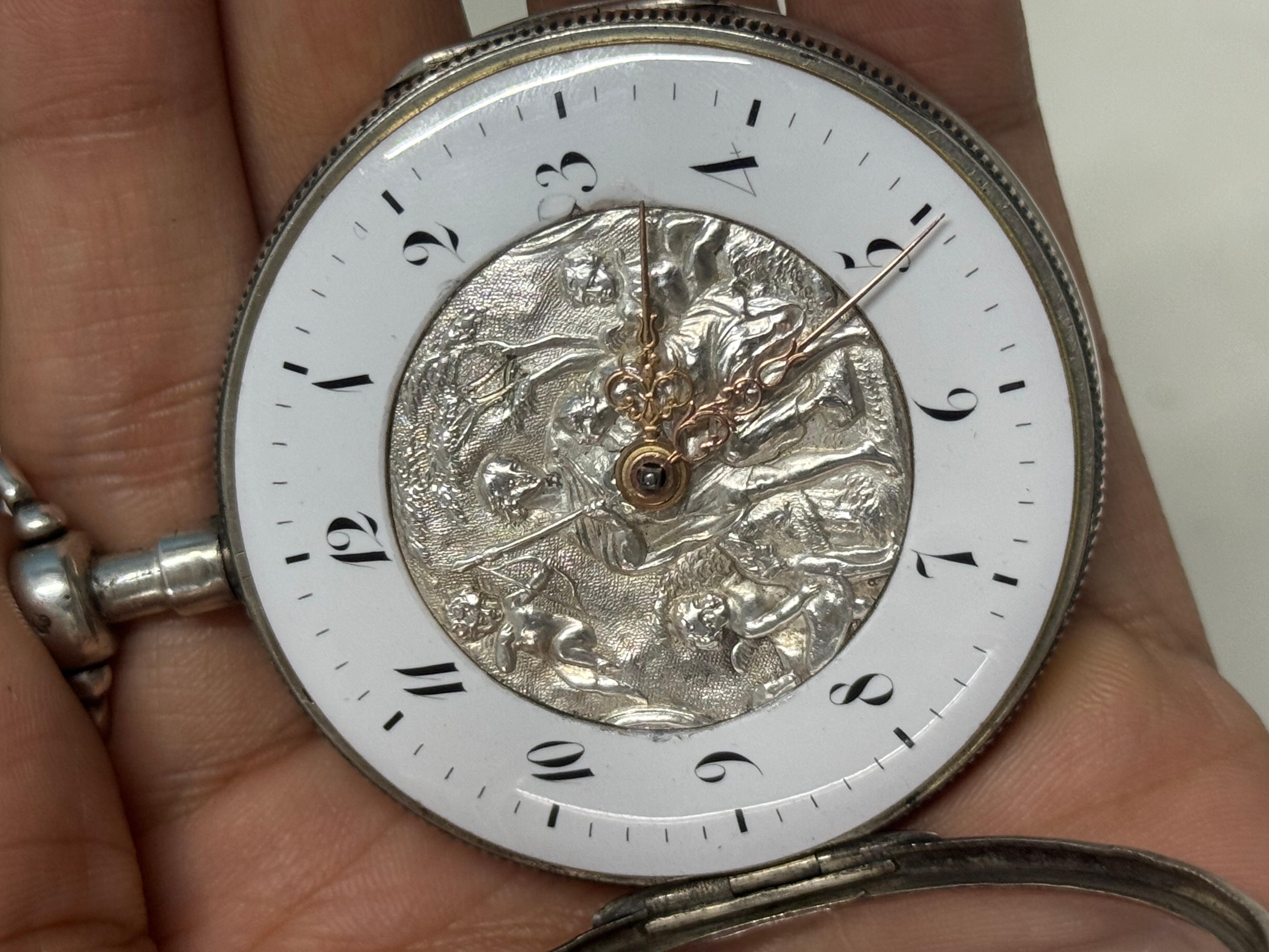 Antique Silver incassato French Verge Quarter Repeater Pocket Watch 54mm Repousse In condizioni discrete in vendita a Mumbai, IN