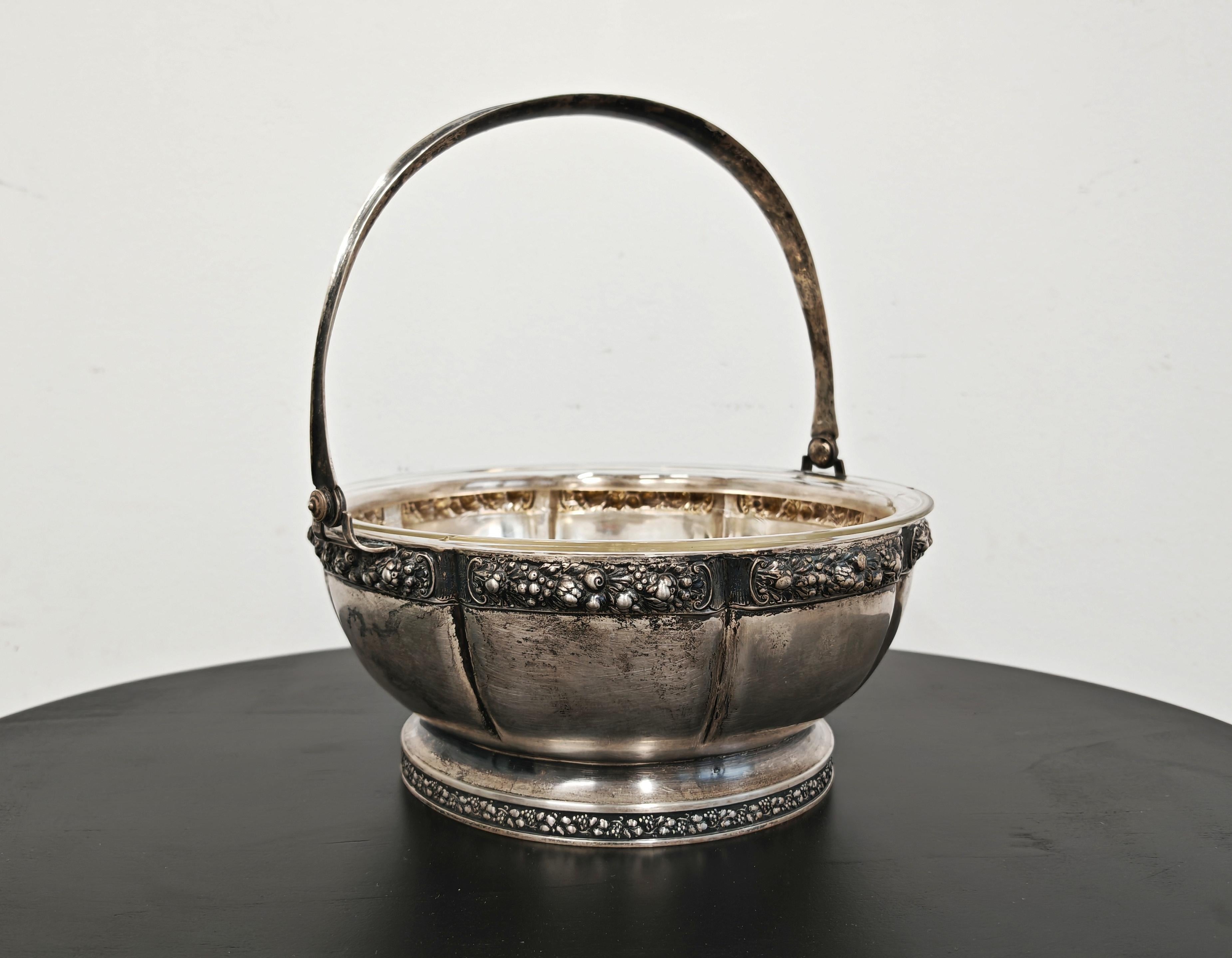 In questa inserzione troverai uno splendido centrotavola a forma di cesto. È in argento con ricchi ornamenti floreali sul bordo e una ciotola di cristallo. Il pezzo è stato realizzato da Gebrüder Deyhle e, oltre al marchio del loro laboratorio, sono