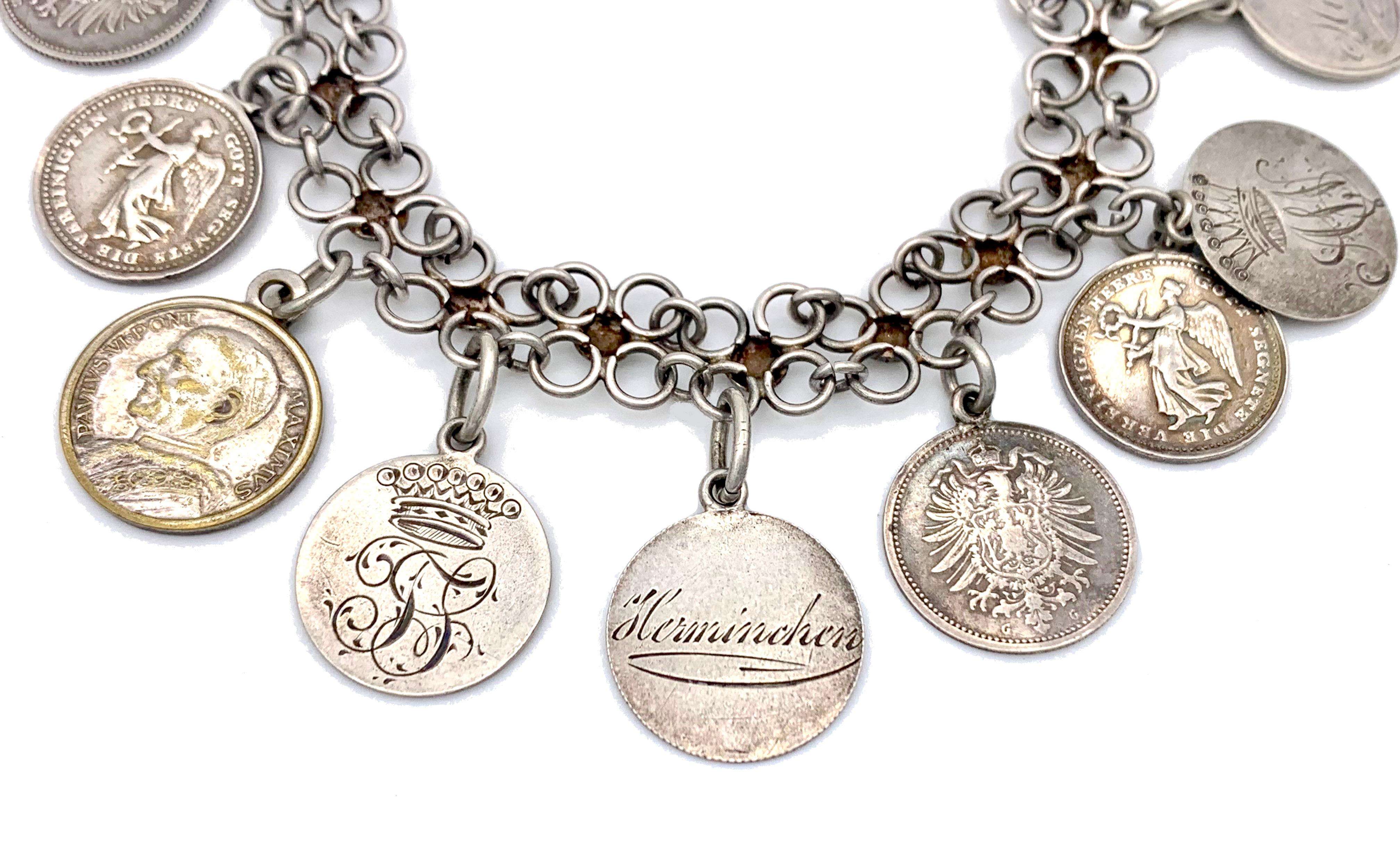 Bracciale flessibile con Charm Coin d'argento antico A Link in vendita 3