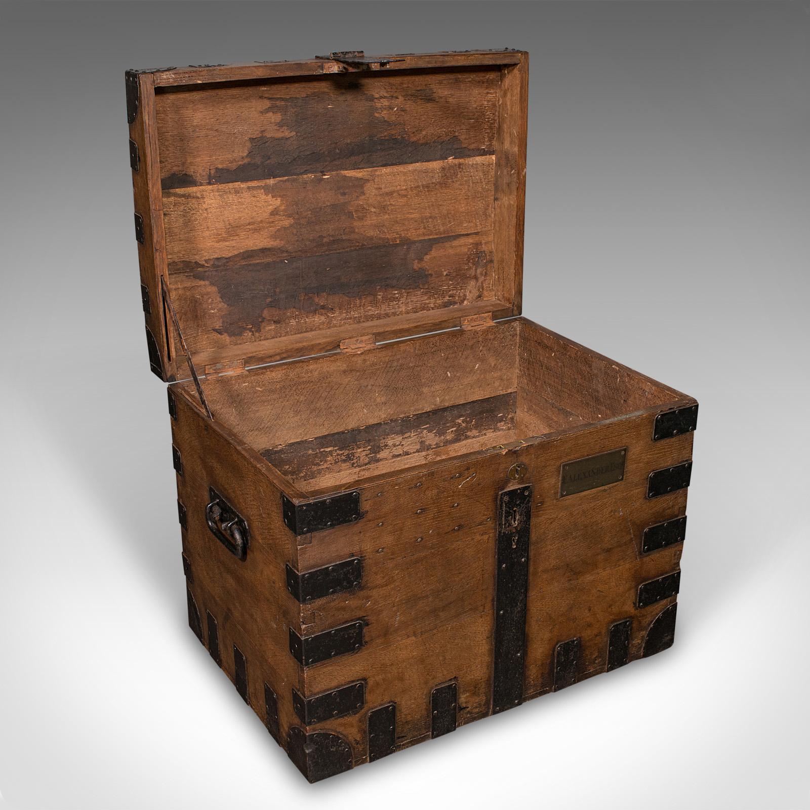 Si tratta di un antico baule d'argento. Un baule portaoggetti inglese, in Oak e ghisa, risalente alla metà del periodo vittoriano, circa 1860.

Artigianato e aspetto deliziosamente robusto
Presenta una patina invecchiata desiderabile e in buon