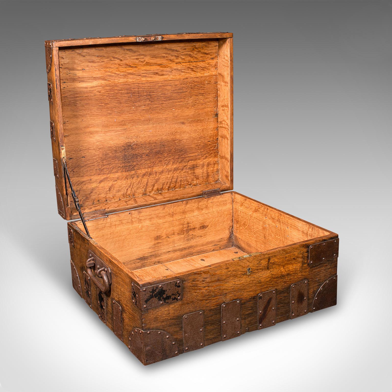 Si tratta di un antico baule d'argento. Un baule a vapore inglese, in quercia e acciaio, risalente al tardo periodo vittoriano, circa 1900. 

Una cassapanca piacevolmente robusta e sostanziosa, che mostra una superba maestria artigianale del XIX