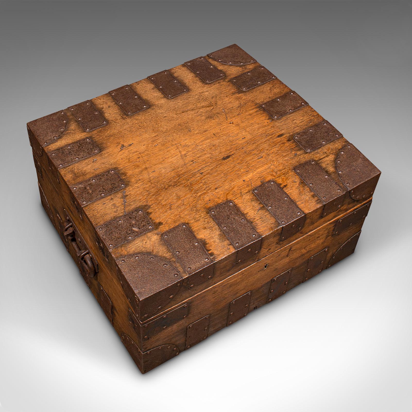 XX secolo Antico baule d'argento, Oak inglese, legato in acciaio, baule da viaggio, vittoriano, C.C. in vendita