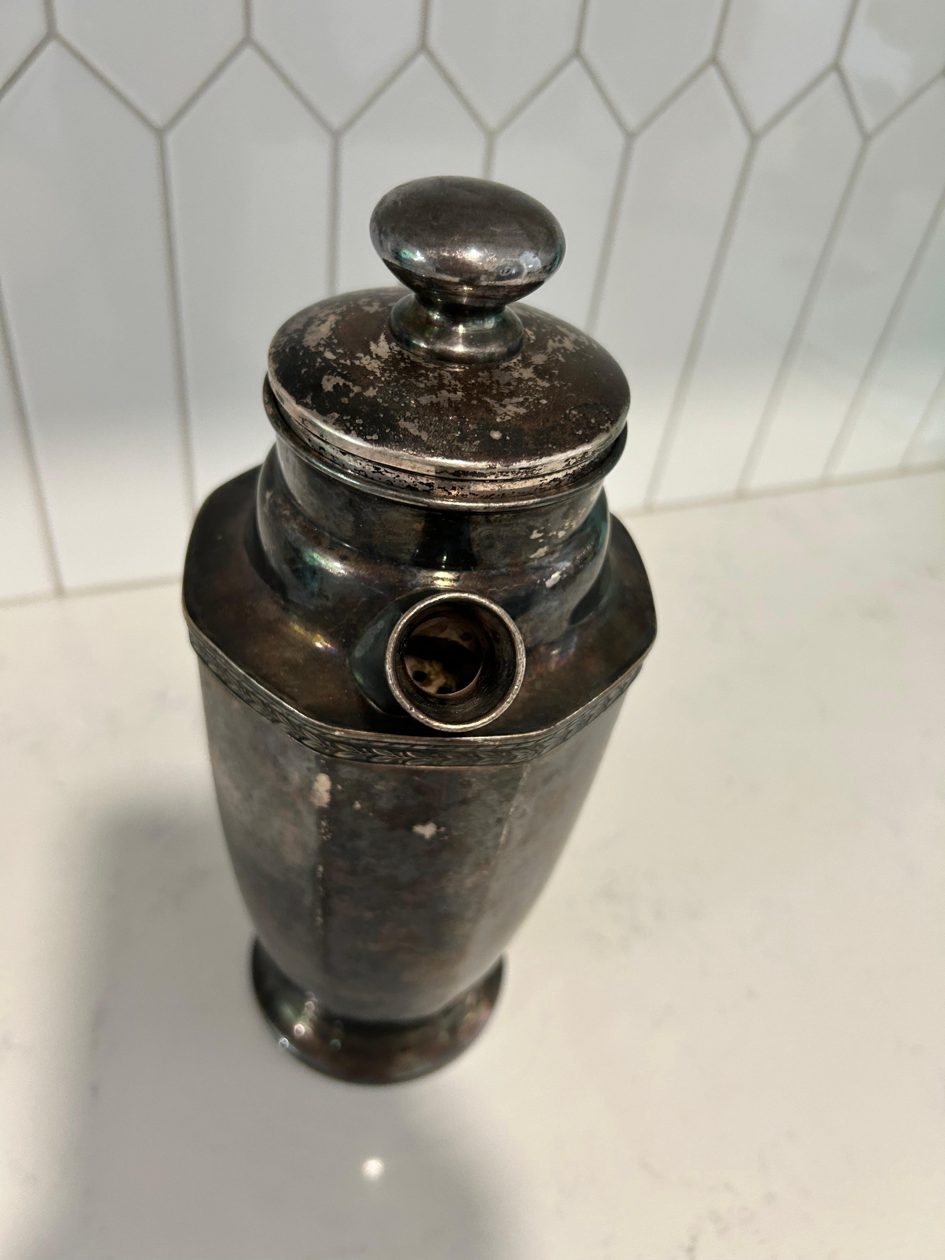 Antiker Cocktail Shaker aus Silber von Homan Plate (amerikanisch) im Angebot