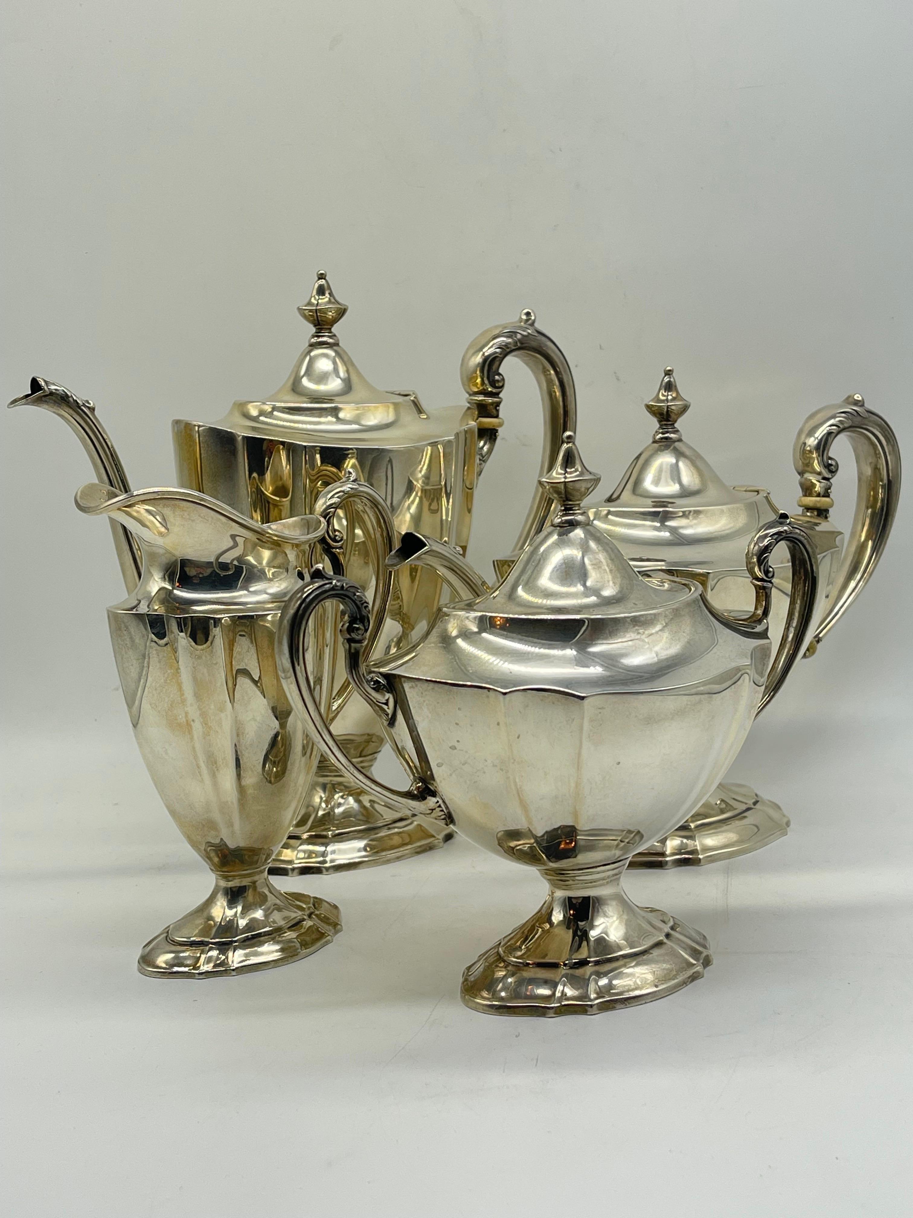 Antiker Tafelaufsatz aus Silber mit Kaffee- und Teekanne, Klassizismus / Empire, internationales Sterling (Englisch) im Angebot