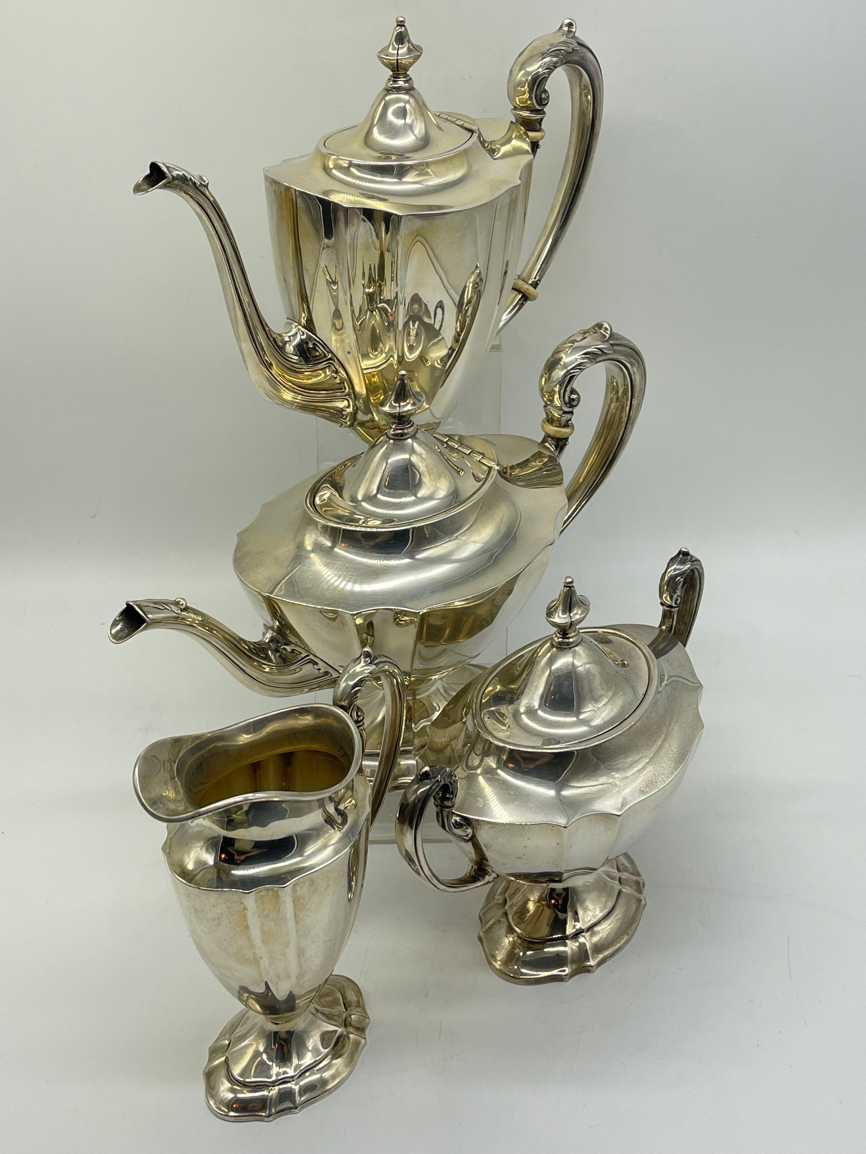 Antiker Tafelaufsatz aus Silber mit Kaffee- und Teekanne, Klassizismus / Empire, internationales Sterling (19. Jahrhundert) im Angebot