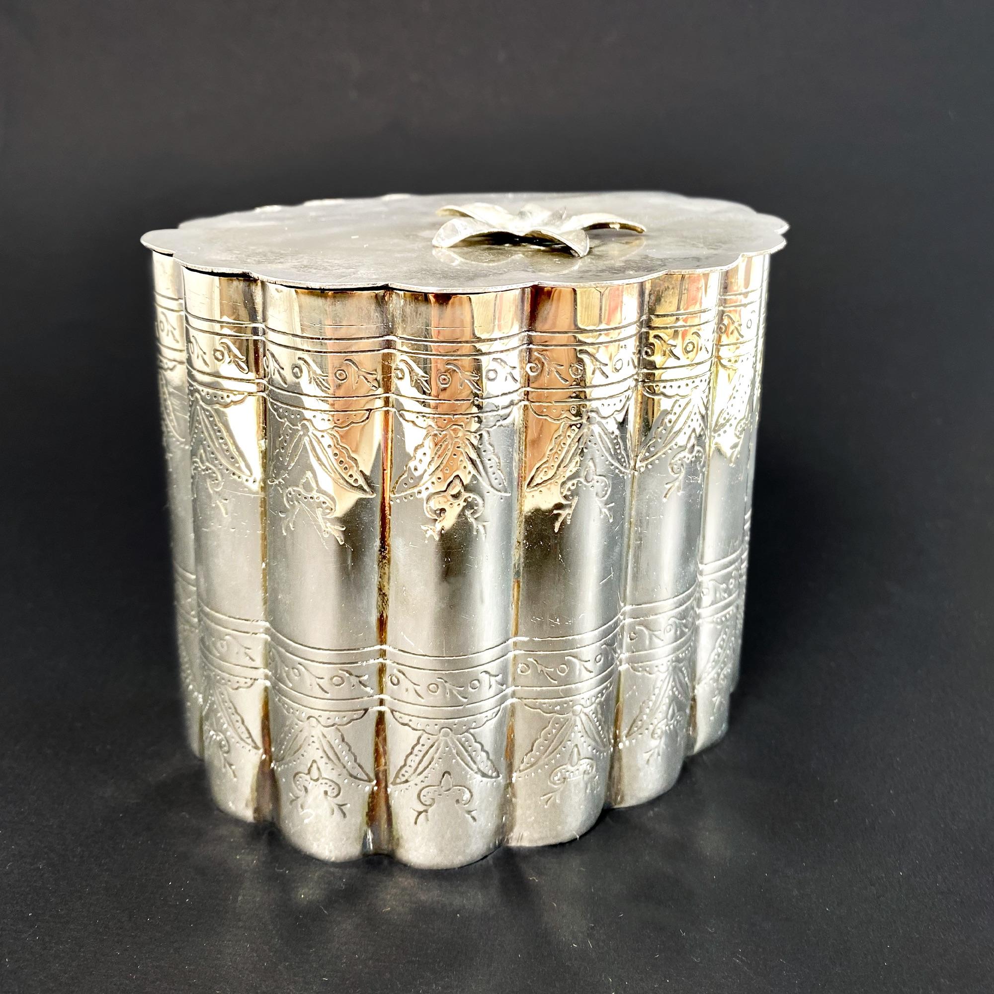 Antique Silver Container from the 1910s with Intricate Details In Good Condition For Sale In PARIS, FR
