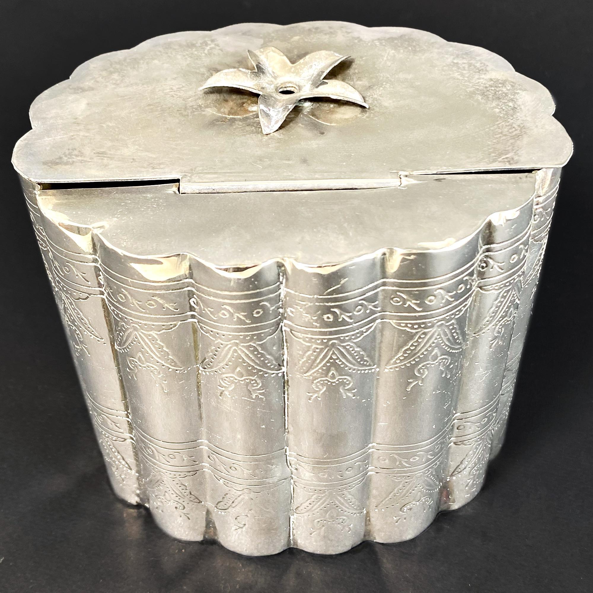 Antique Silver Container from the 1910s with Intricate Details For Sale 2