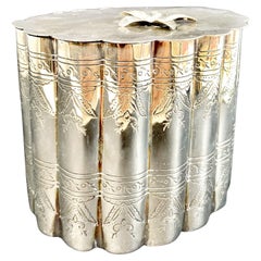 Recipiente antiguo de plata de la década de 1910 con detalles intrincados