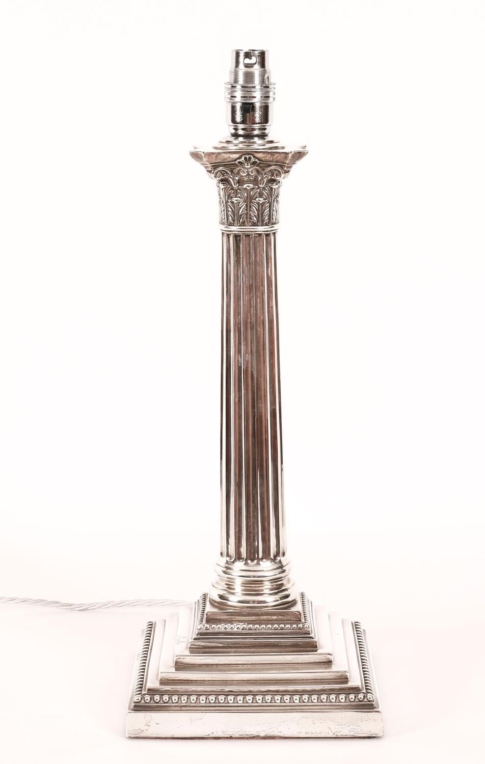 Impresionante lámpara de sobremesa de columna corintia, antigua, de plata de ley victoriana, con los sellos de Londres de 1899 y la marca del famoso platero Goldsmiths & Silversmiths Co.

Presenta un capitel corintio clásico decorado con hojas de