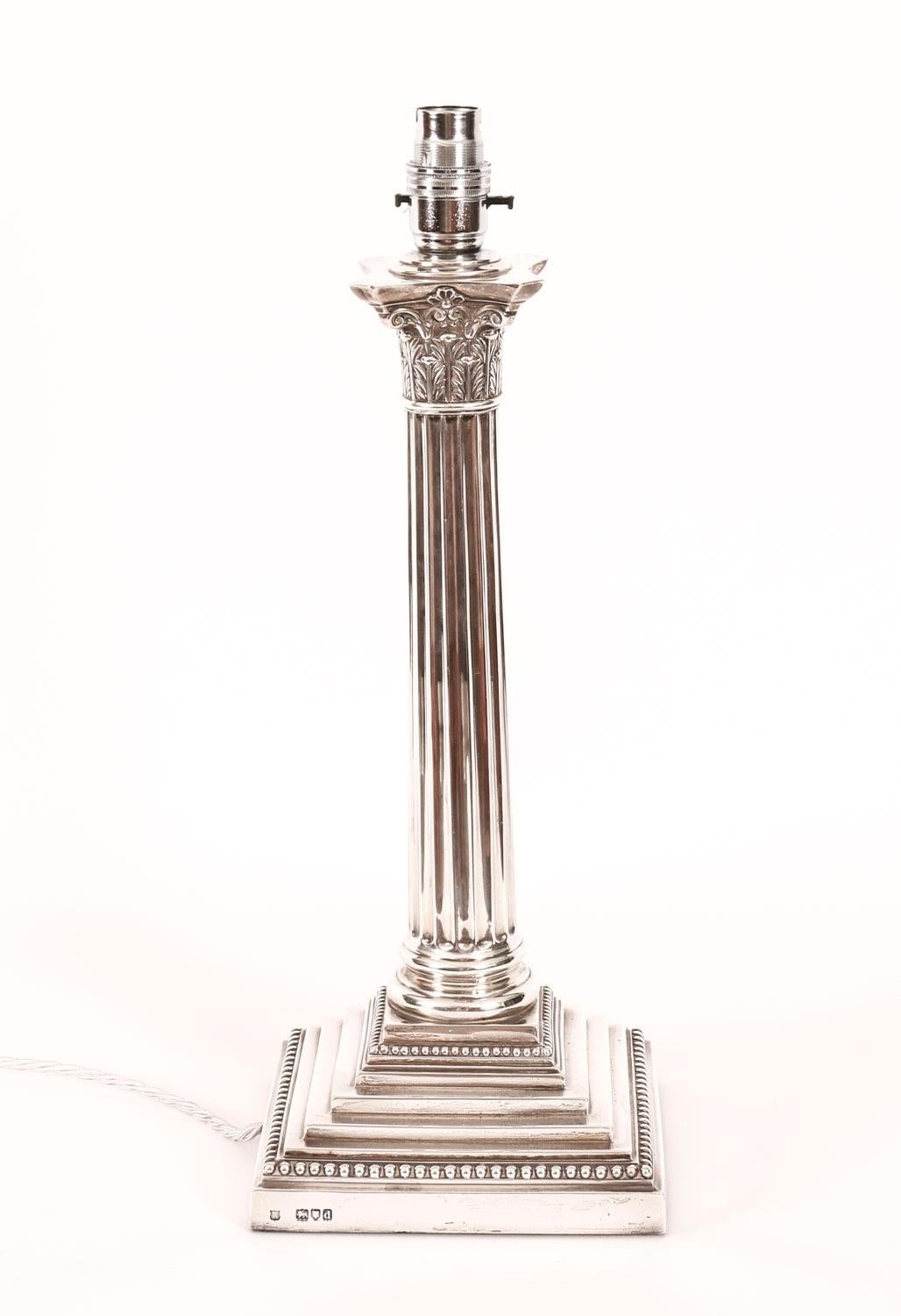Columna corintia de plata antigua Lámpara de mesa Orfebres 1899 Siglo XIX Victoriano en venta