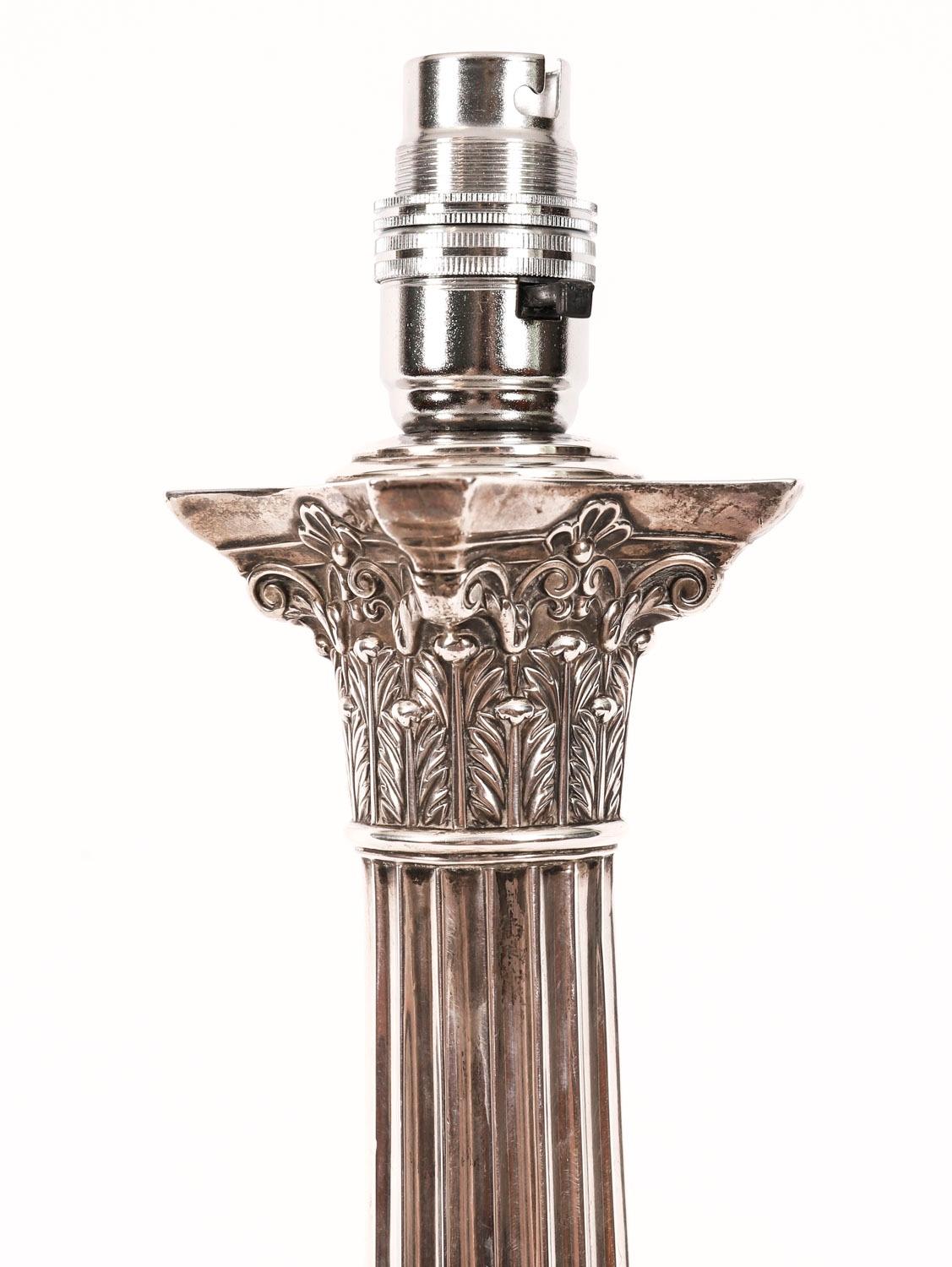 Columna corintia de plata antigua Lámpara de mesa Orfebres 1899 Siglo XIX Inglés en venta
