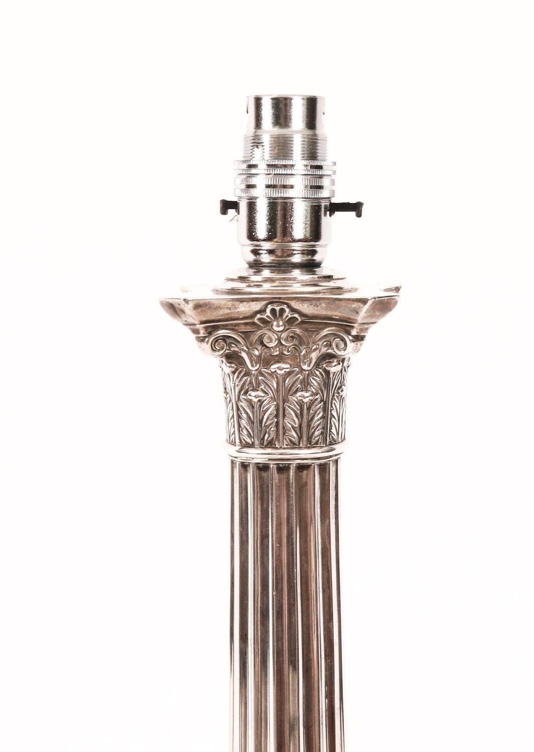 Columna corintia de plata antigua Lámpara de mesa Orfebres 1899 Siglo XIX Fines del siglo XIX en venta