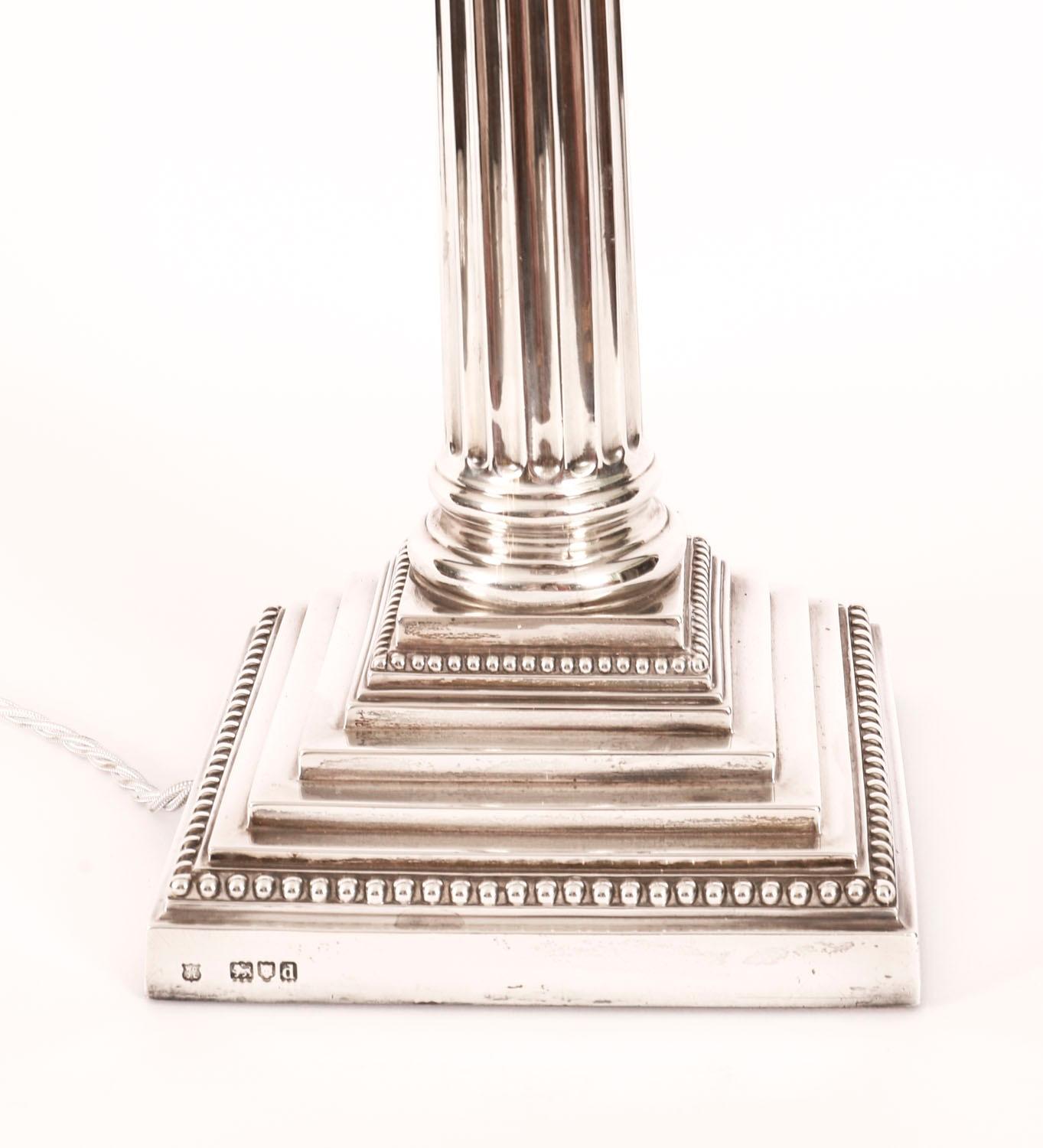 Columna corintia de plata antigua Lámpara de mesa Orfebres 1899 Siglo XIX Silver en venta