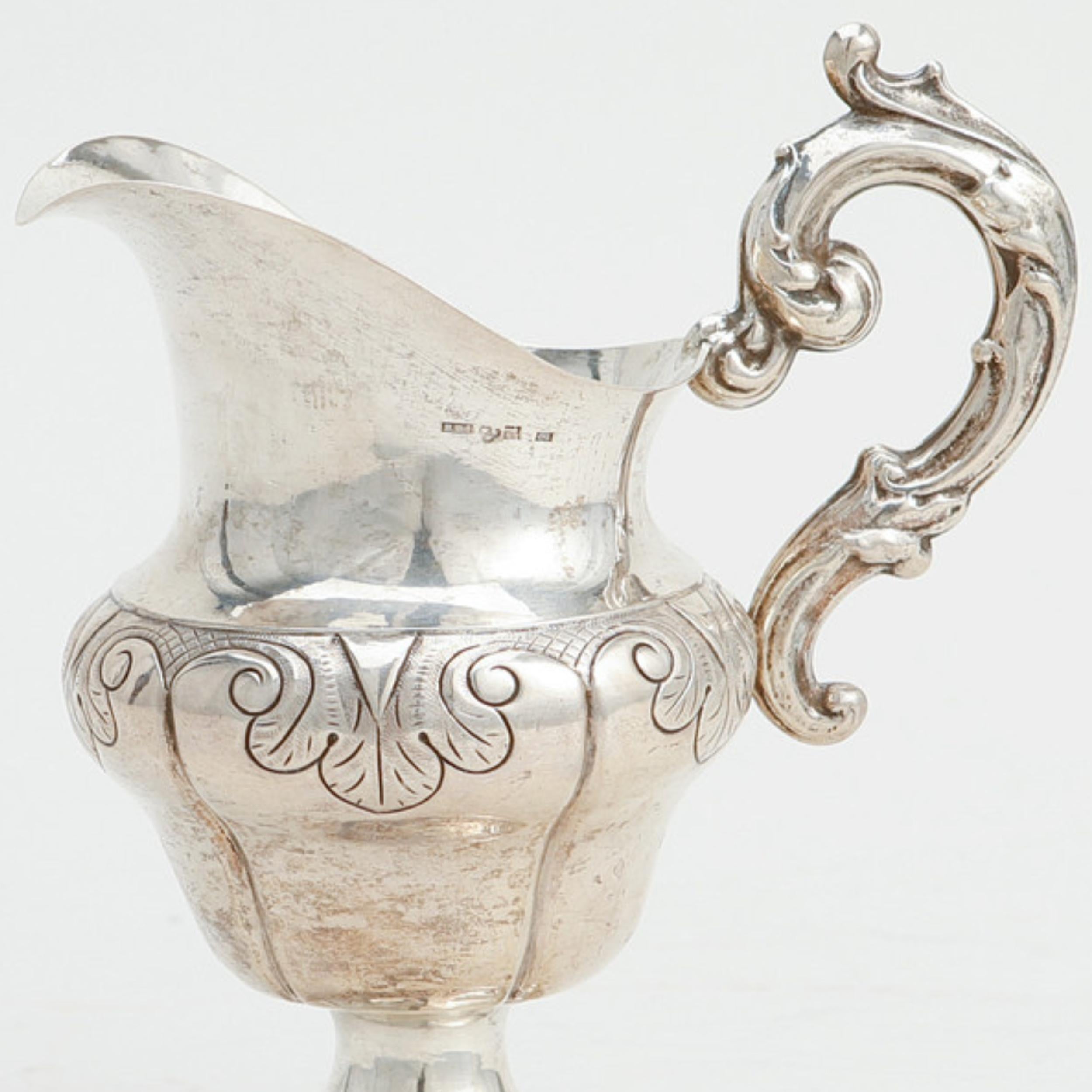 XIX secolo Antica brocca d'argento in stile rococò, oggetti decorativi dorati all'interno in vendita