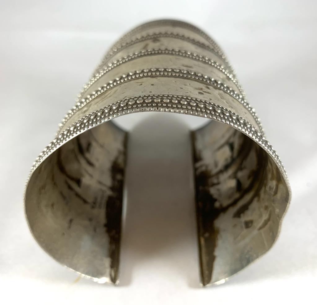 Antique Silver Cuff, Rajasthan, India

An antique silver cuff from Rajasthan (Rabari people) with a decorative dot design and border. It measures 8