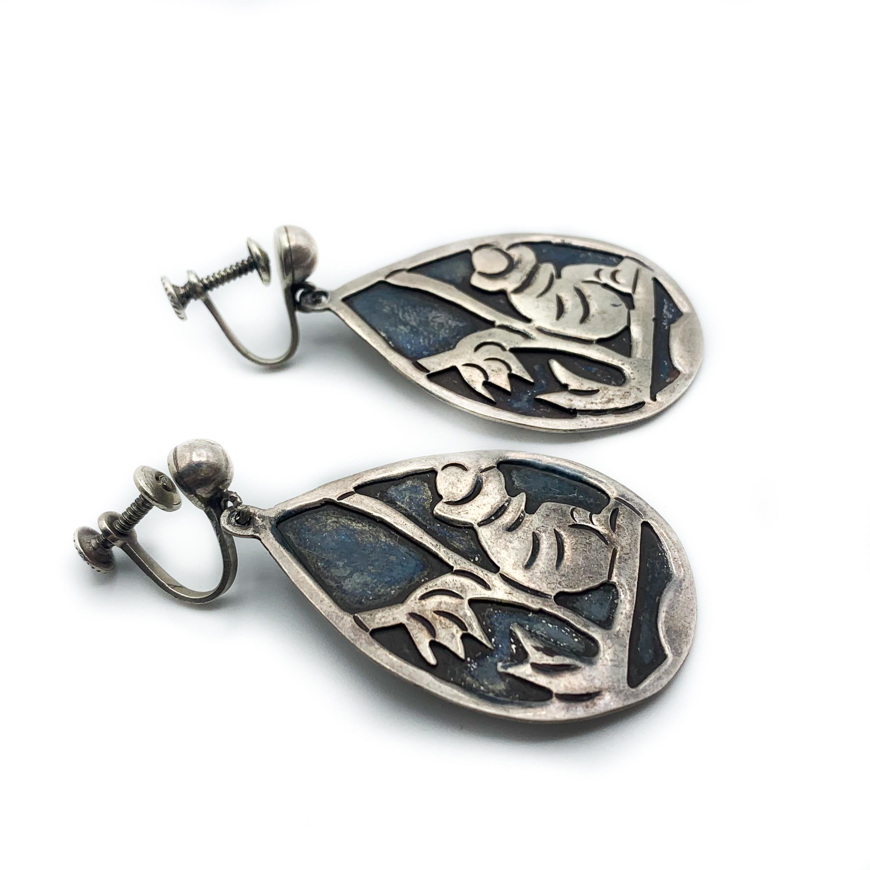 Antique Silver Dangle Earrings W/ Sitting Man Carving In Excellent Condition For Sale In Carlsbad, CA