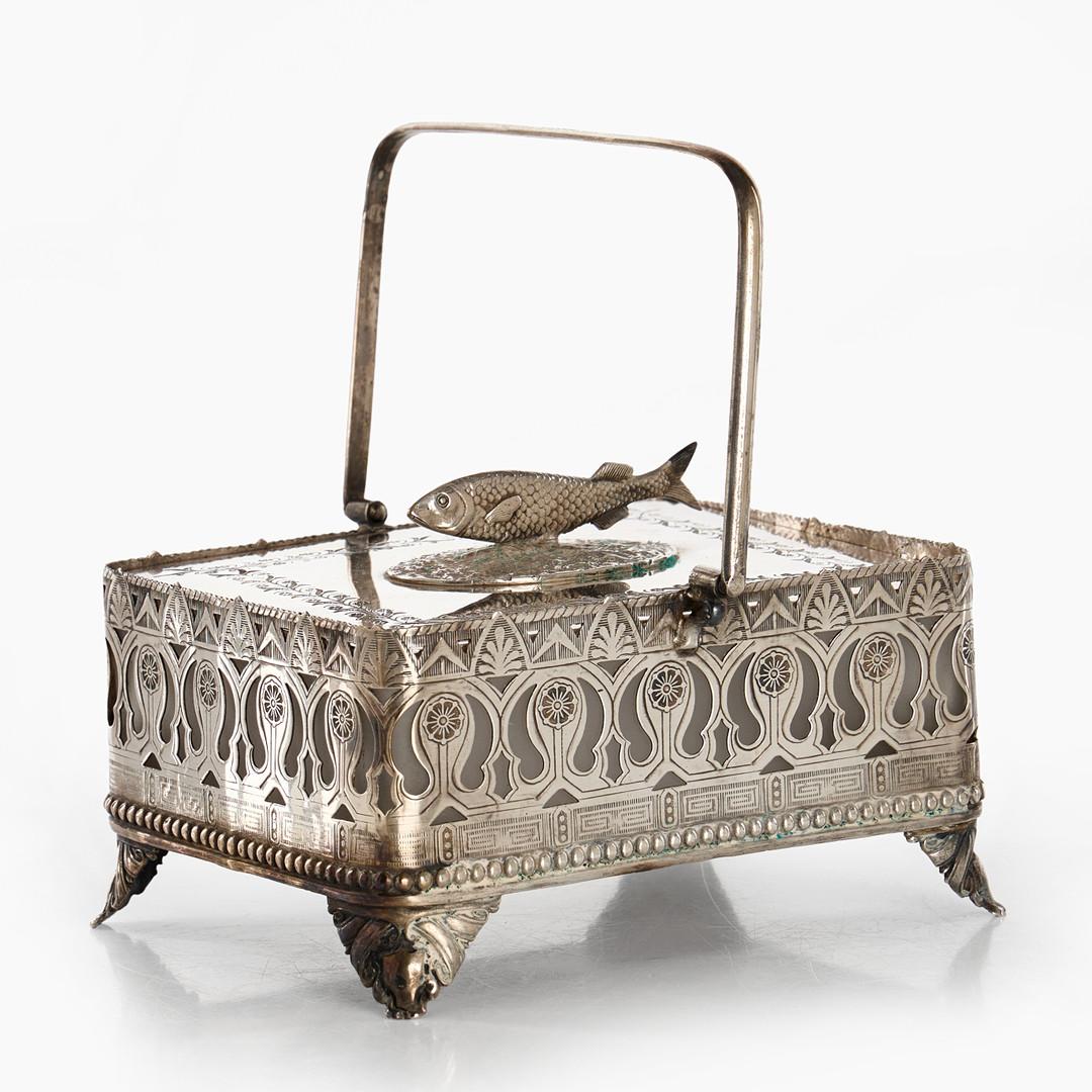 Antigua y valiosa caja de plata hecha a mano o Caja decorativa para caviar con tapa decorativa de pez Arenque prensada, fundida y cincelada, inserto de cristal. Cuerpo rectangular sobre pies cortos y curvos, con tapa abovedada articulada. Curvas en