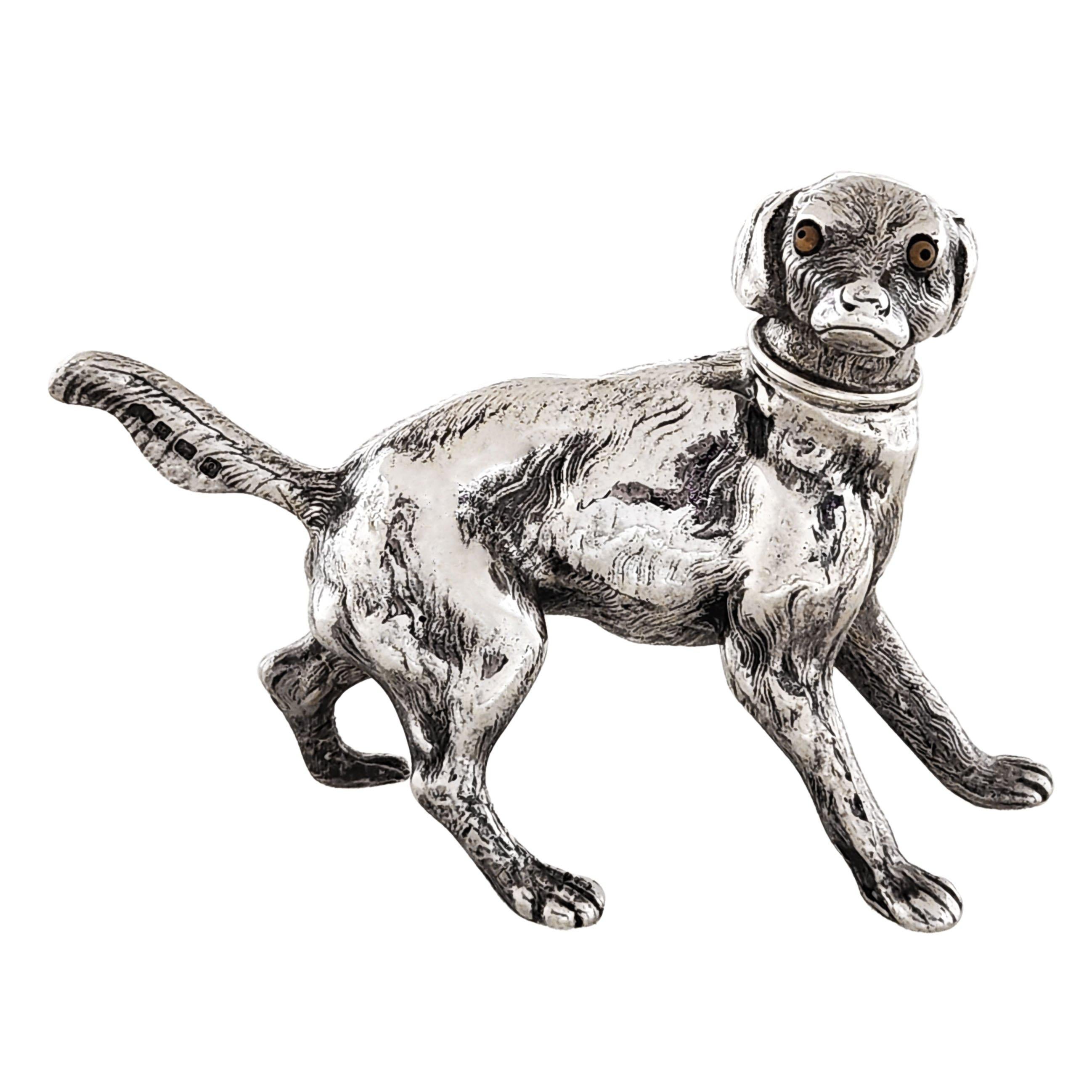 Precioso pimentero antiguo de plata con forma de perro. Esta Pepperette tiene ojos incrustados amarillos y negros, y la cabeza es desmontable para rellenar la pimienta. El Perro tiene una expresión maravillosa en su carita.

Fabricado en Birmingham,