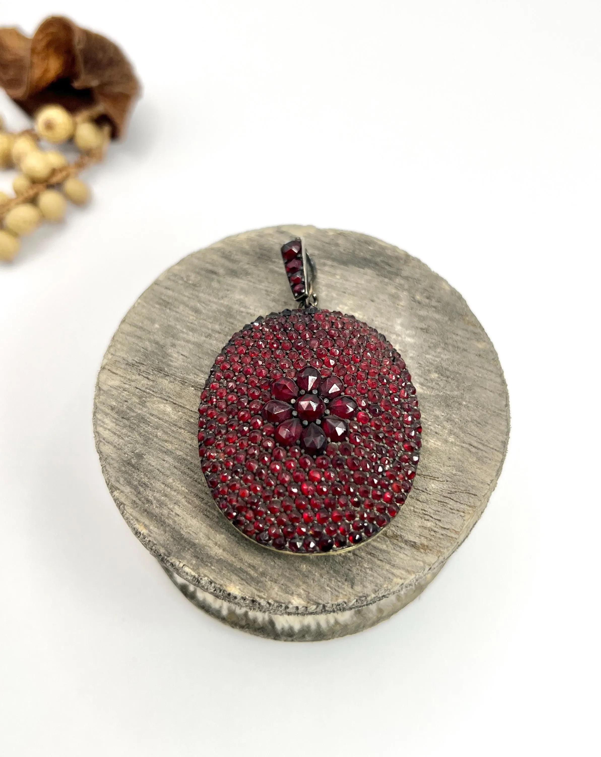 Antique Silver Early Victorian Garnet Large Aesthetic Glass Backed Locket For Sale 5