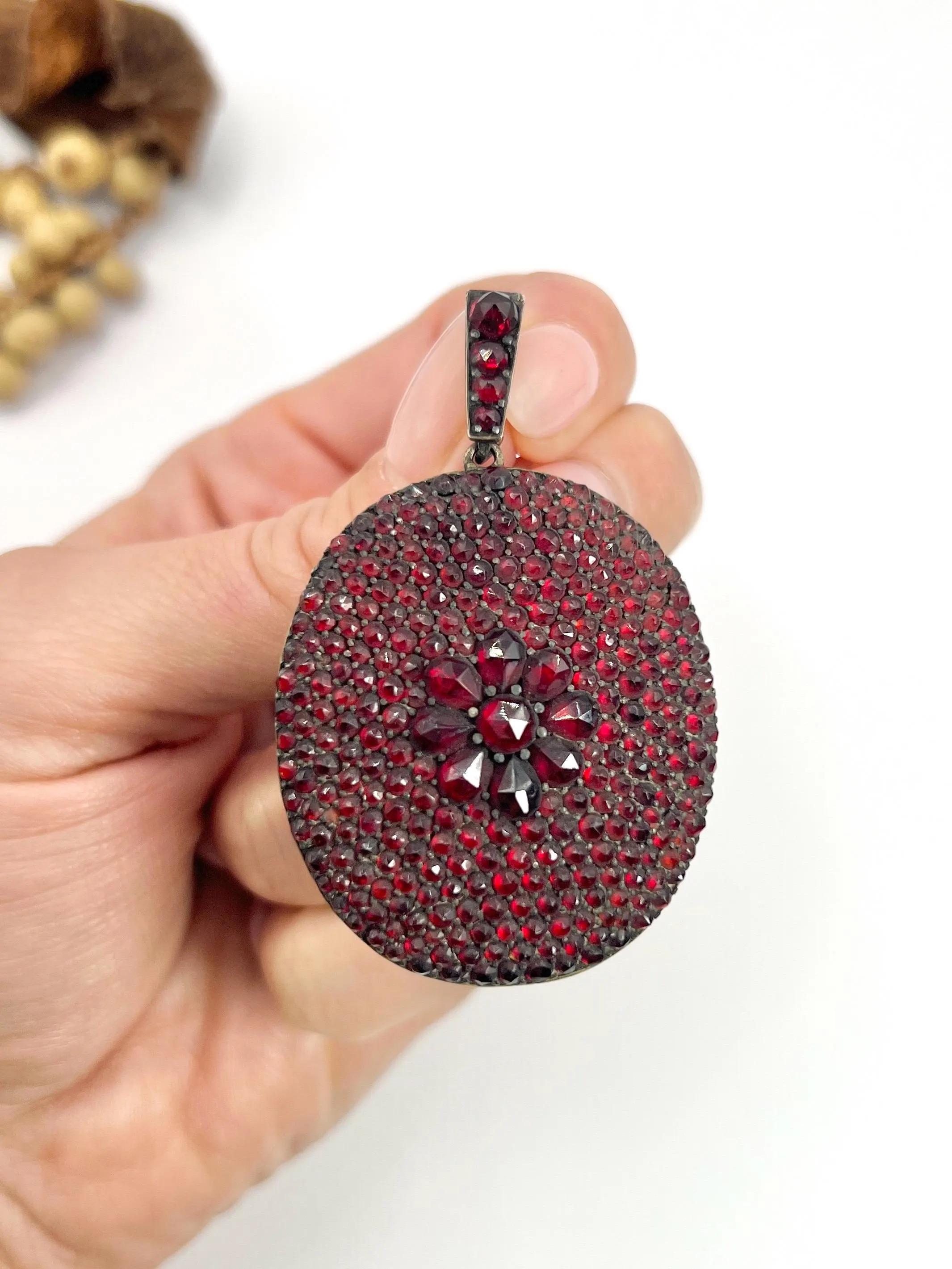 Antique Silver Early Victorian Garnet Large Aesthetic Glass Backed Locket For Sale 2