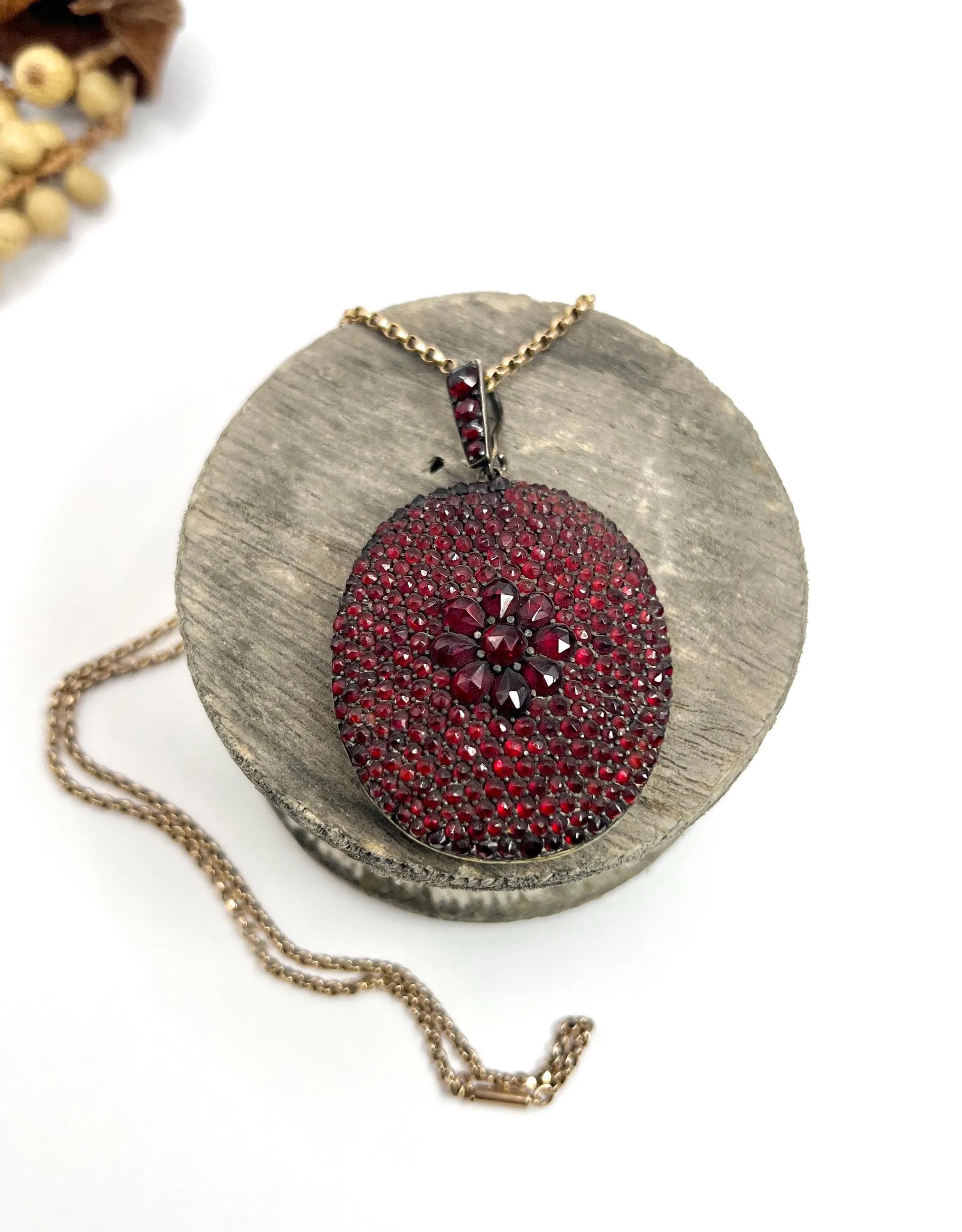 Antique Silver Early Victorian Garnet Large Aesthetic Glass Backed Locket For Sale 3