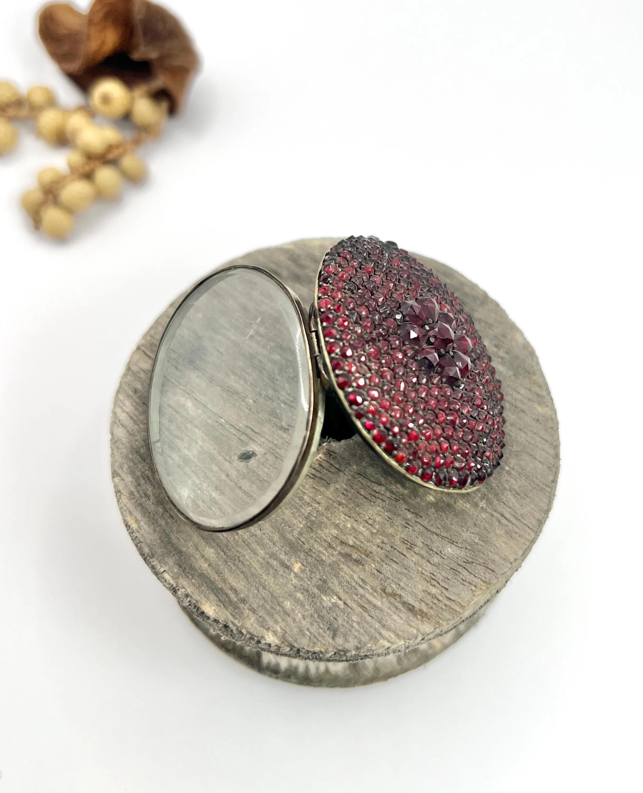 Antique Silver Early Victorian Garnet Large Aesthetic Glass Backed Locket For Sale 4