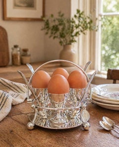 Antico supporto d'argento per uova con 4 cucchiai d'argento