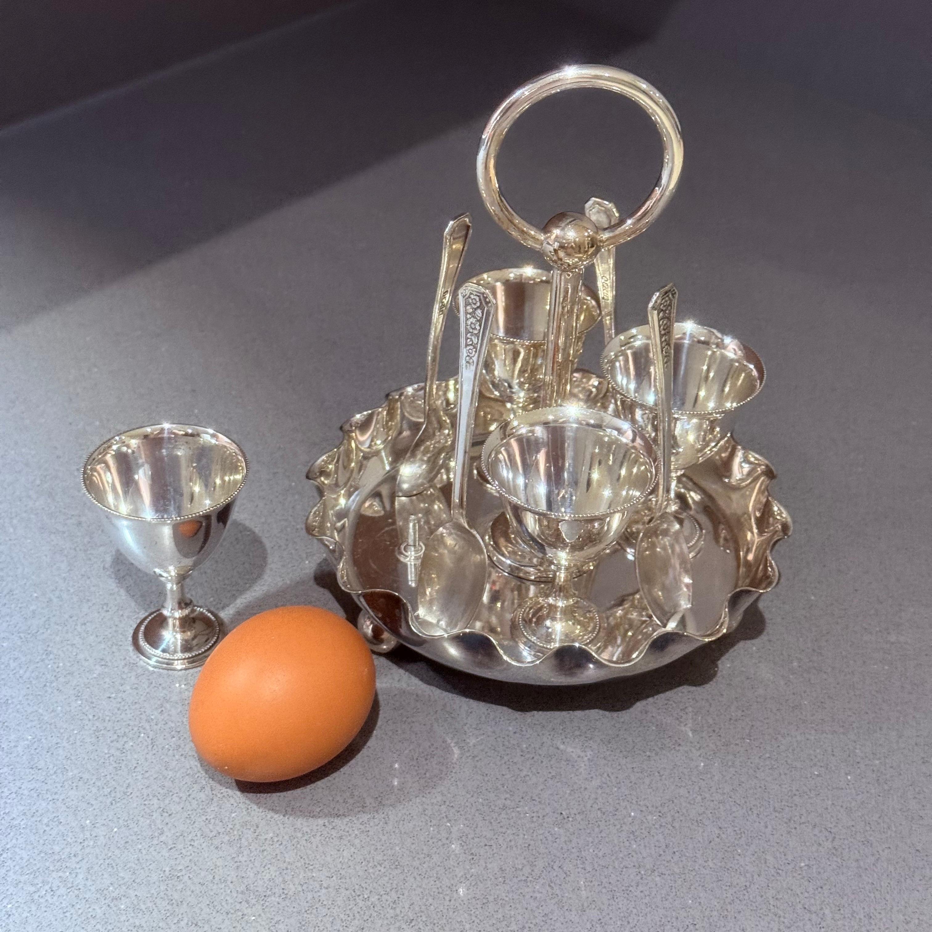 Antique Silver Egg Coddler Stand Holder set of 4 Egg Holder with 4 Silver Spoons In Excellent Condition For Sale In Wembley, GB