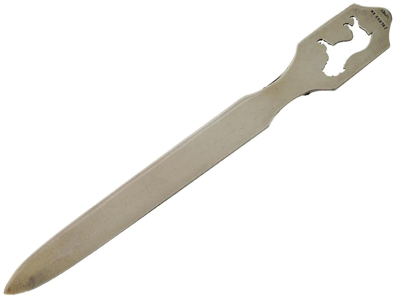 Ein antiker englischer Silberbrieföffner aus dem frühen 20. Jahrhundert von Asprey and Co. Der Griff in länglicher Form ist mit blauer, weißer und roter Emaille und der ausgeschnittenen Silhouette eines Hundes verziert. Auf dem Griff eingeschlagen: