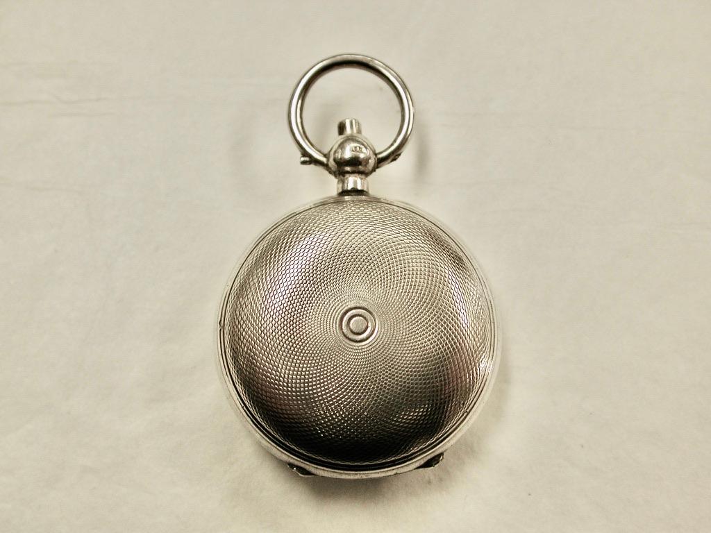 Antico astuccio per sovrani in argento tornito da A L Dennison Birmingham 1907
Questa valigetta sovrana è realizzata in argento di grosso calibro con un motore che gira a vuoto.
A.L.A. erano produttori di casse di alta qualità per la maggior parte