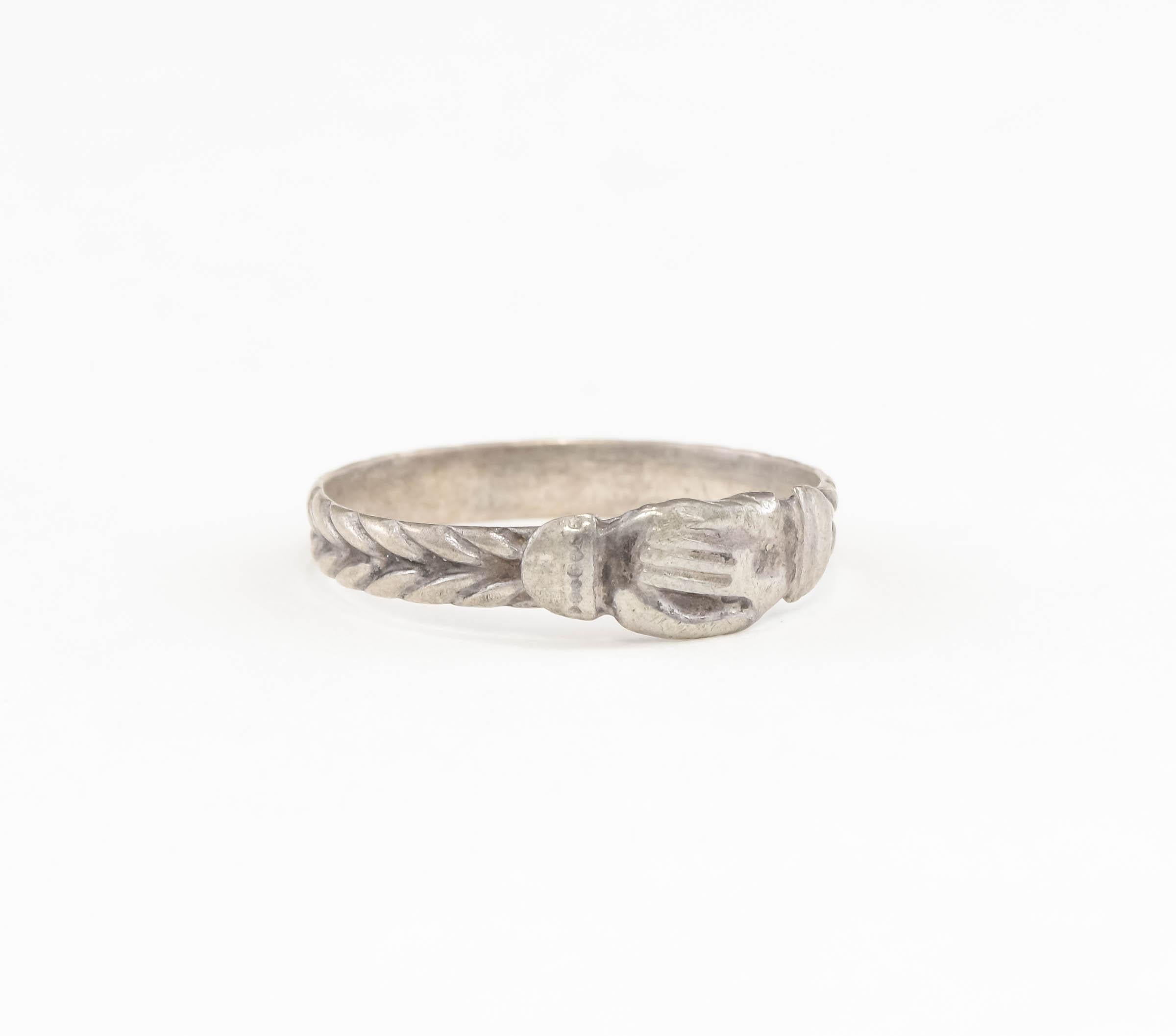 Bague à plumes d'argent ancienne de Bretagne avec 