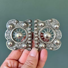 Boucle ajourée ancienne en argent filigrane et cannetille