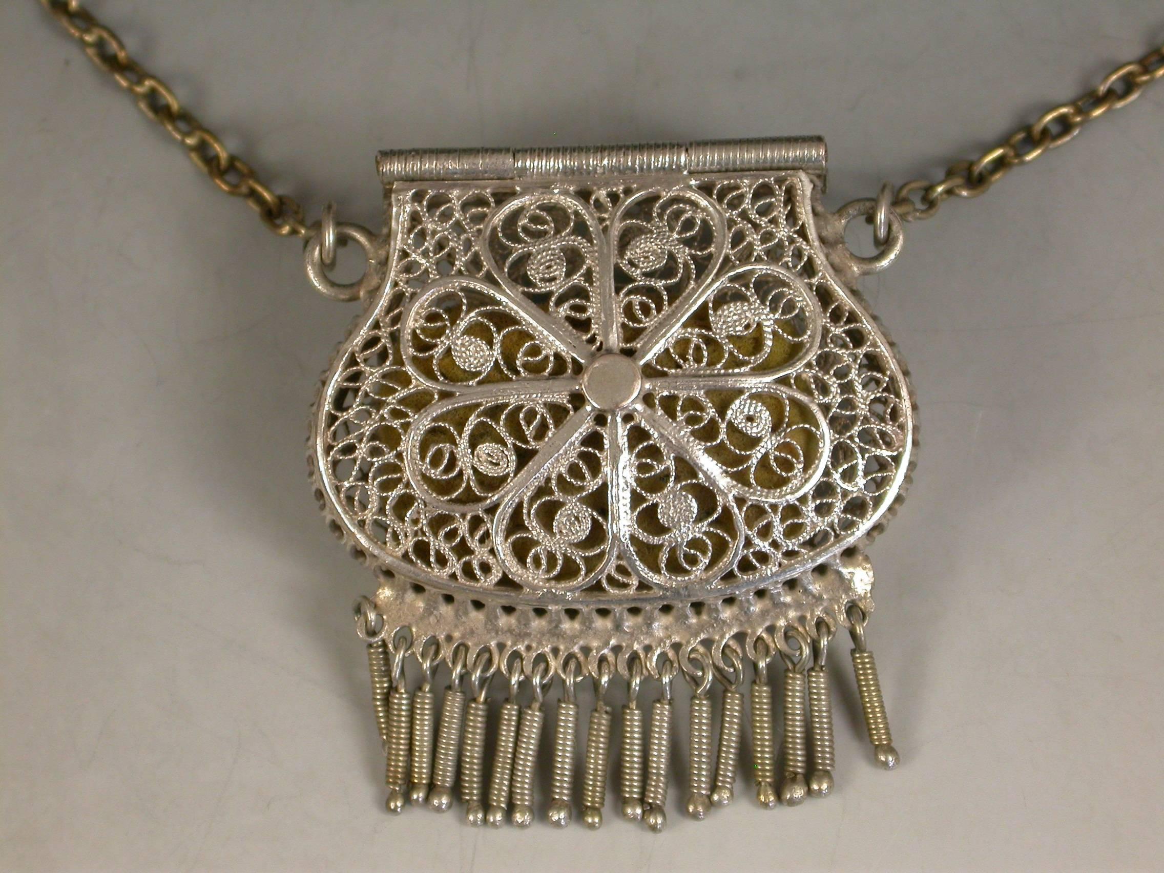 Antique Silver Filigree Chatelaine Purse Vinaigrette, Unmarked circa 1880 In Good Condition In Sittingbourne, Kent