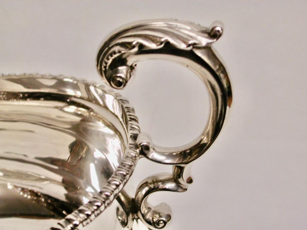 George III Saucière en argent antique à bord godronné  Daté de 1916 Goldsmiths & Silversmiths Co en vente