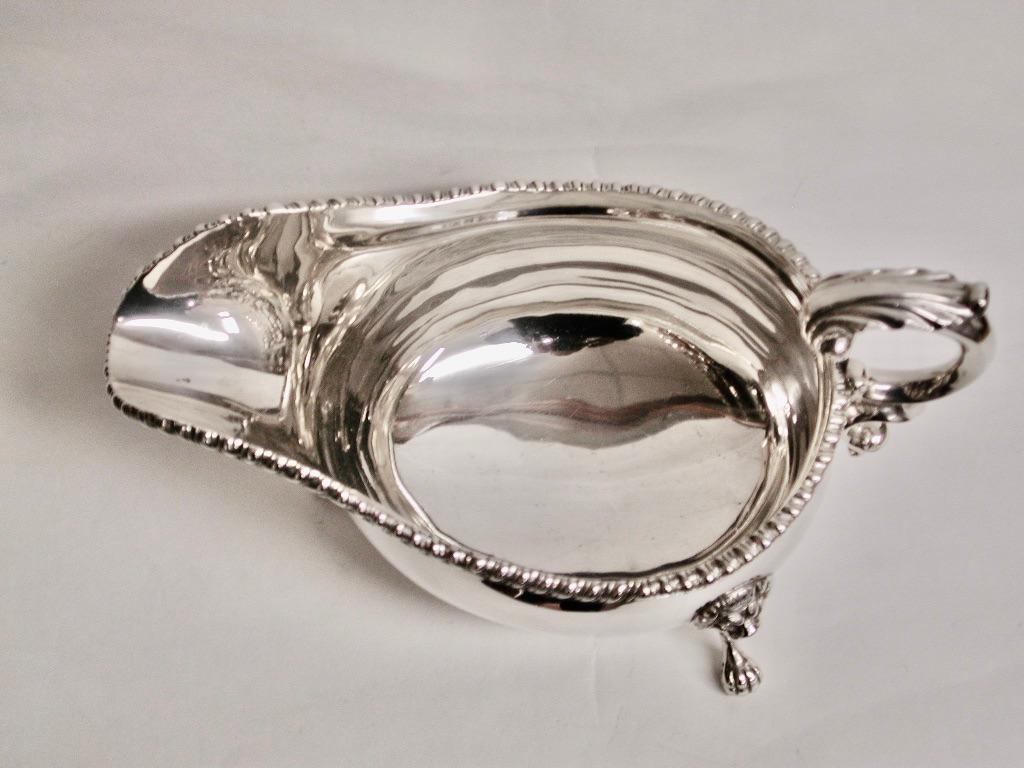 Argent sterling Saucière en argent antique à bord godronné  Daté de 1916 Goldsmiths & Silversmiths Co en vente