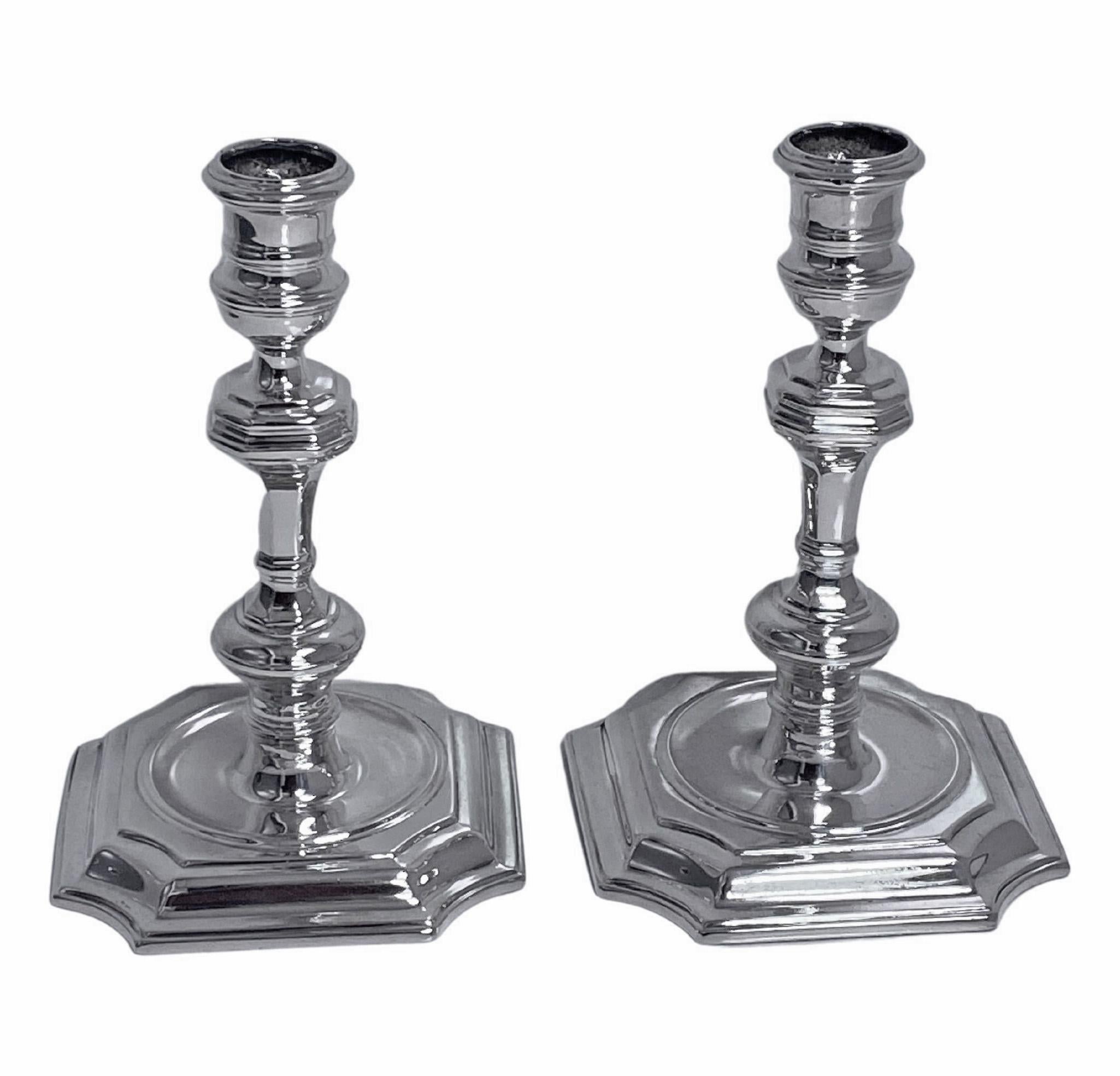 Pair English antique silver candlesticks early 18th century Georgian style London 1913 William Comyns. Each on square base with incuse corners, plain knopped stem. Fully hallmarked on bases. Height: 6.30 inches. Total Item Weight: 23 oz. These are