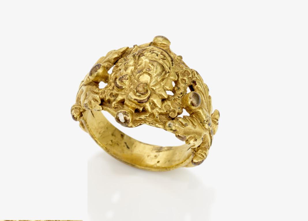 Large ring in silver-gilt depicting Madonna of the rosary.
Size : 9
Weight : 10,5gr.