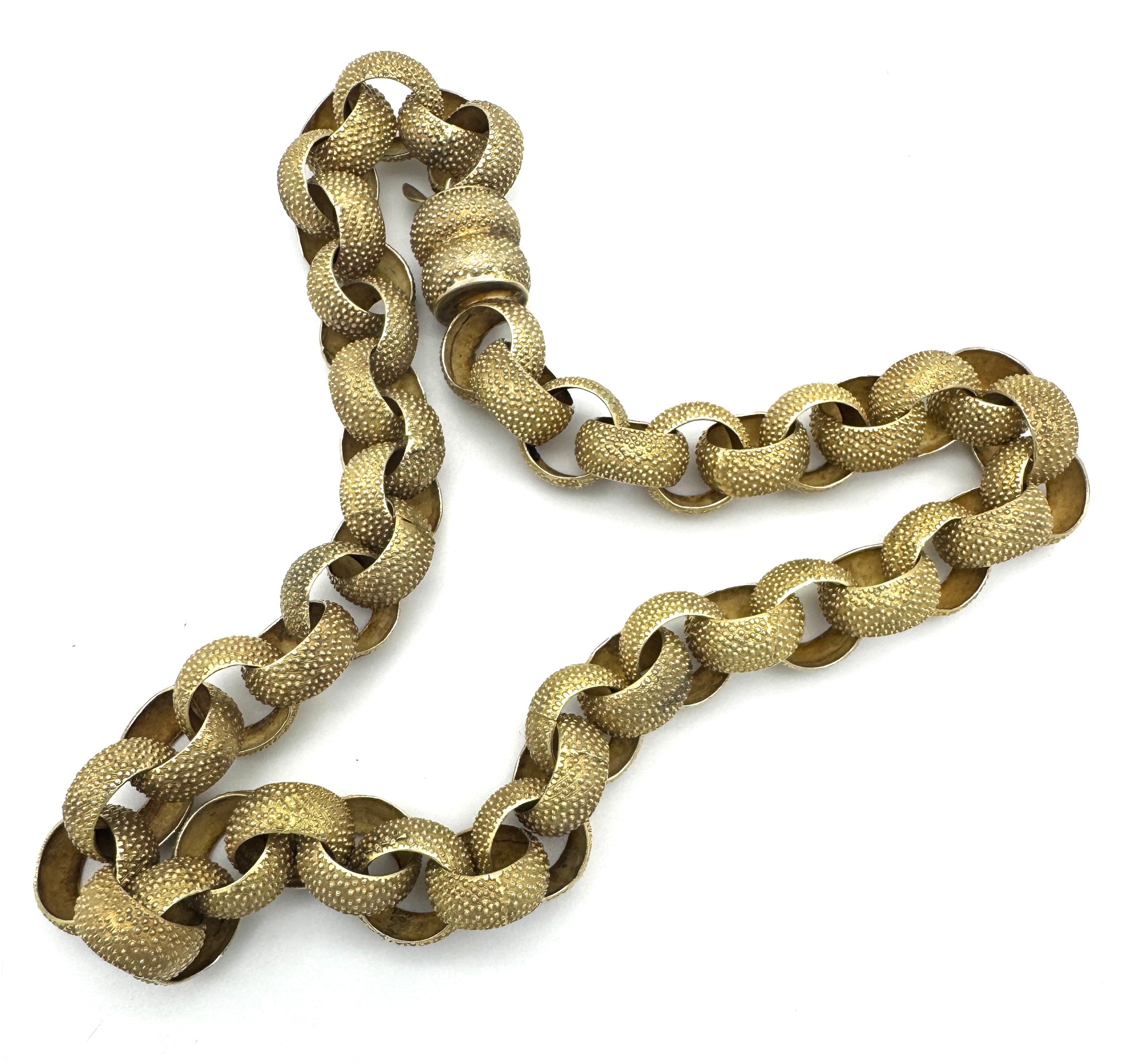 Dieses vergoldete Silbercollier besteht aus großen Silbergliedern. Die Oberfläche der Glieder ist handgeschnitzt. 