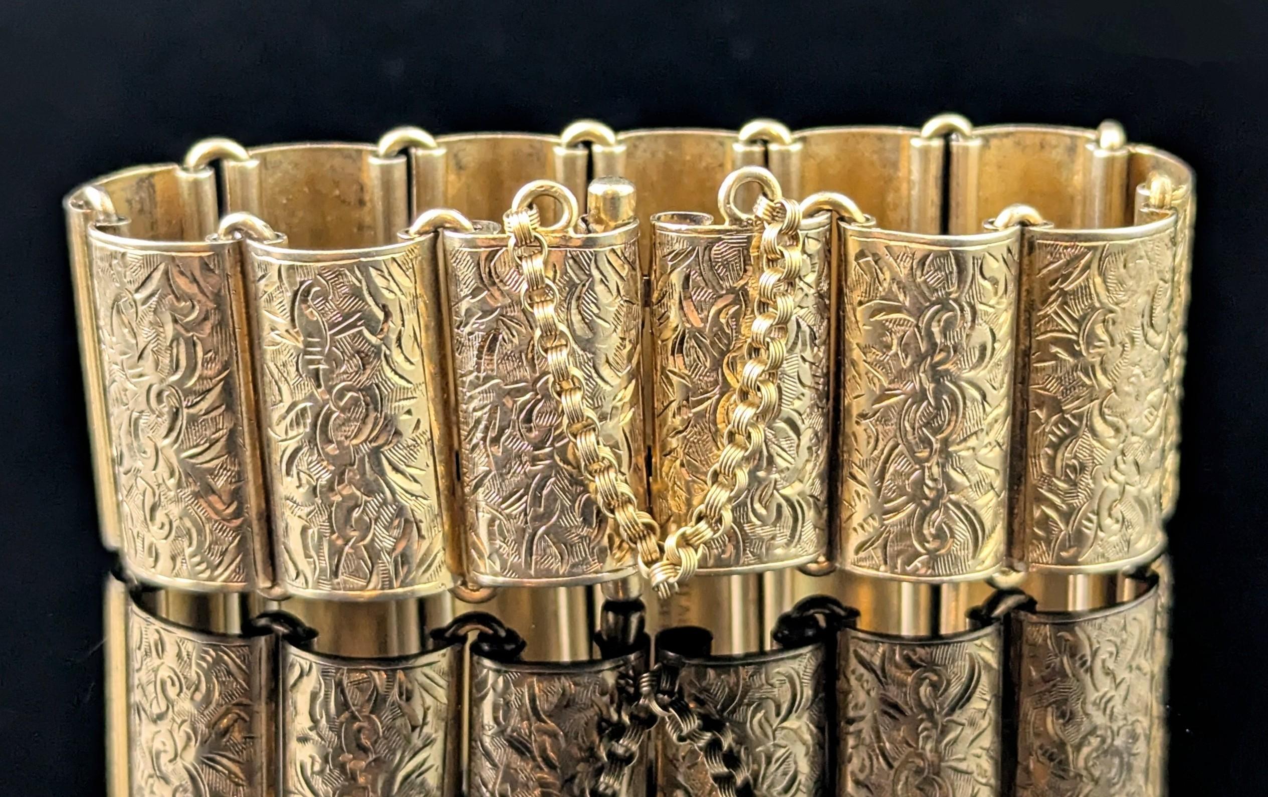 Non potrai fare a meno di rimanere incantato da questo splendido bracciale a pannelli in argento dorato di epoca vittoriana.

È bello e robusto, composto da singoli pannelli ciascuno dei quali è decorato con disegni foliati incisi in modo